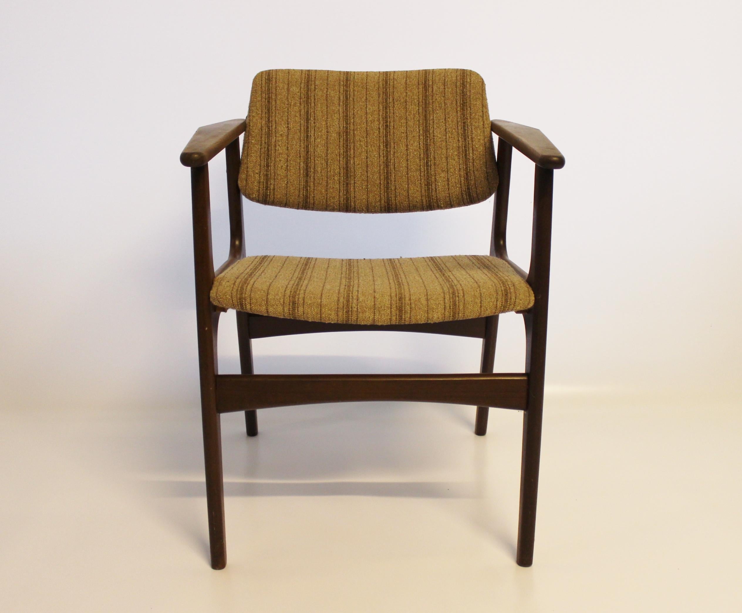 Dieses Set aus vier Sesseln verbindet elegantes Design mit außergewöhnlicher Handwerkskunst und spiegelt die renommierte Arbeit des dänischen Designers Erik Buch wider. Die aus Teakholz gefertigten Stühle strahlen Wärme und Raffinesse aus, die für