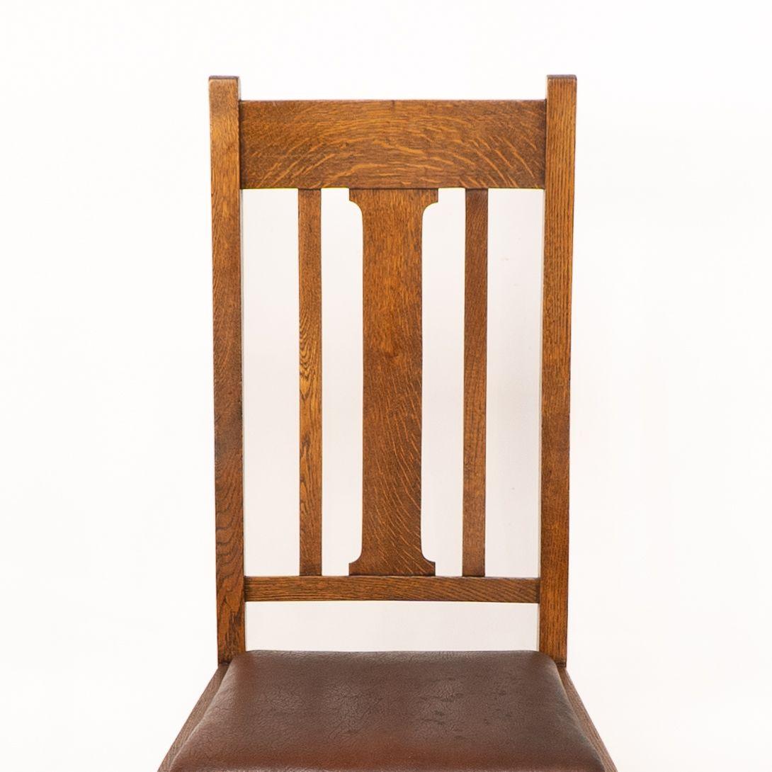 Un ensemble de quatre chaises de salle à manger en chêne de style Arts and Crafts avec des dossiers de forme confortable. en vente 4