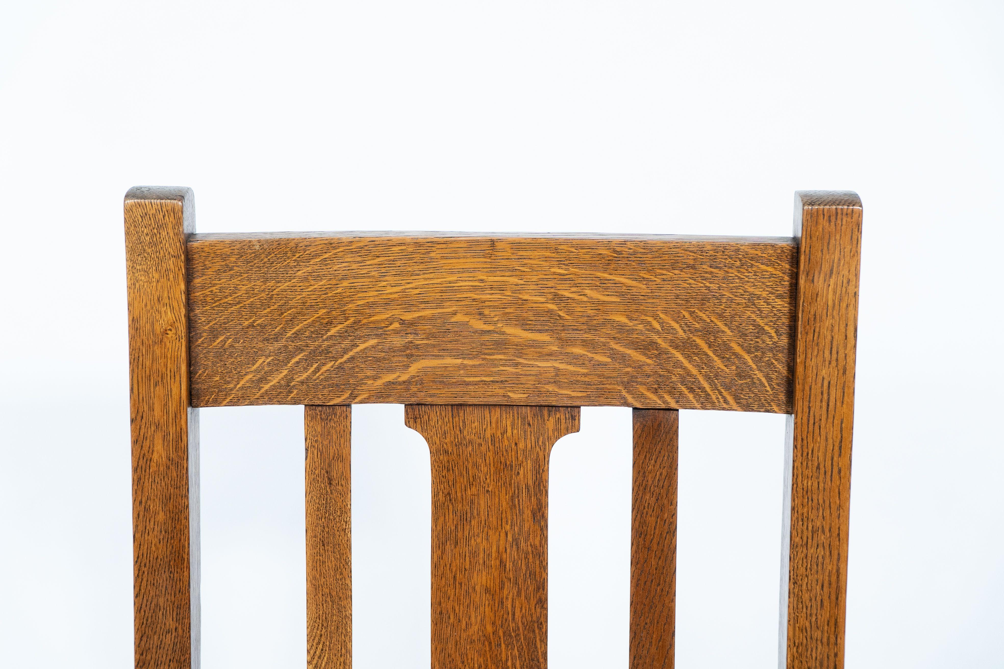 Un ensemble de quatre chaises de salle à manger en chêne de style Arts and Crafts avec des dossiers de forme confortable. en vente 5