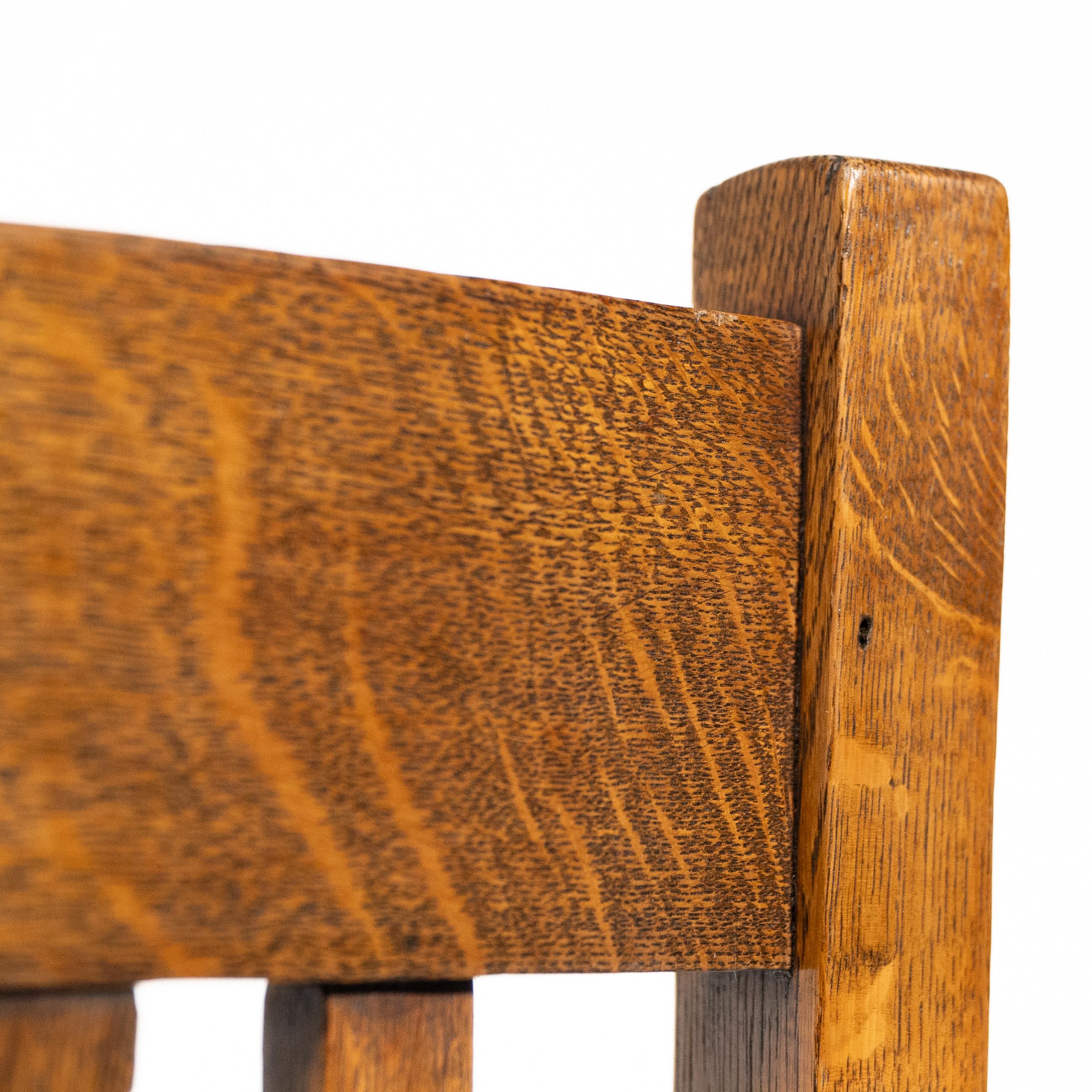 Un ensemble de quatre chaises de salle à manger en chêne de style Arts and Crafts avec des dossiers de forme confortable. en vente 6