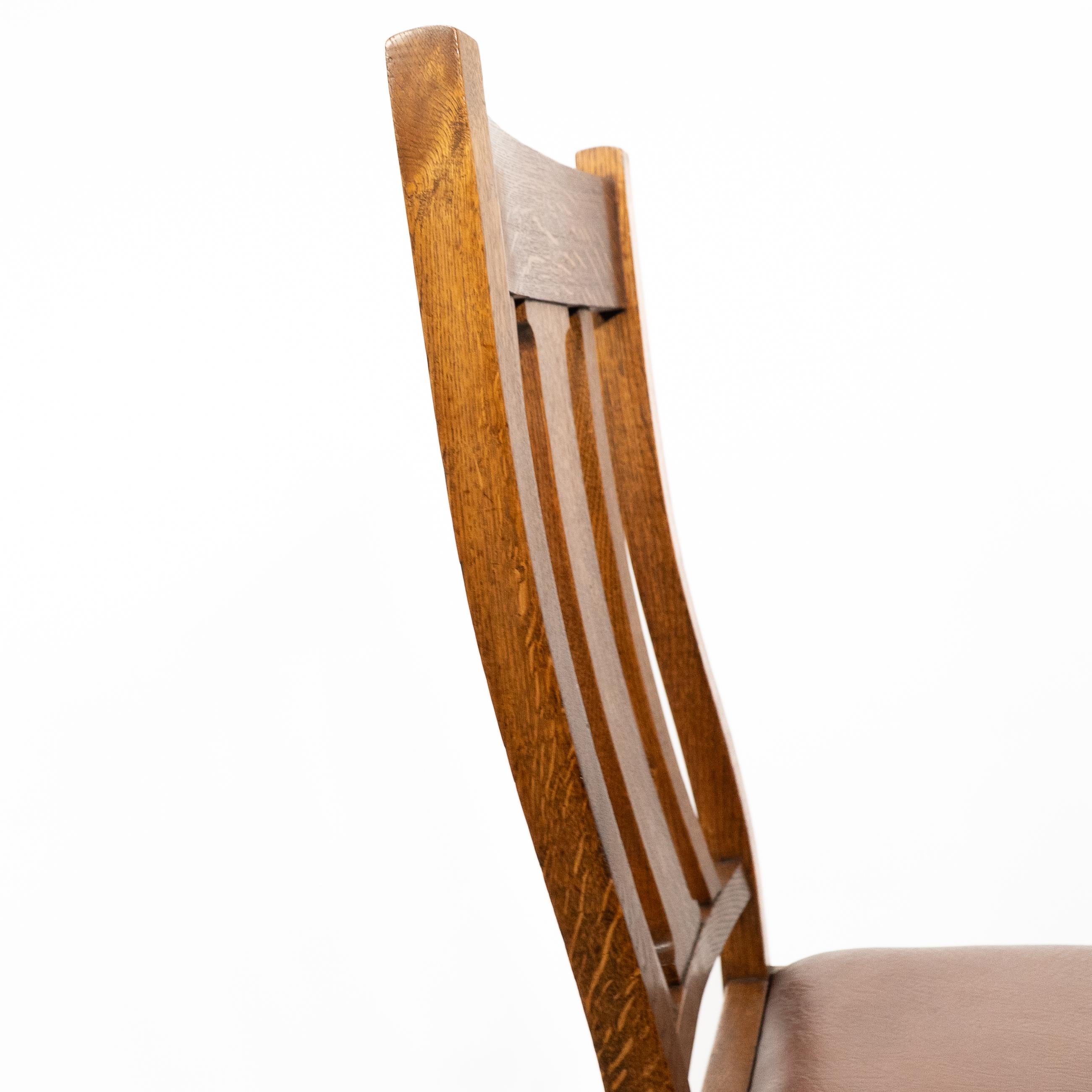 Un ensemble de quatre chaises de salle à manger en chêne de style Arts and Crafts avec des dossiers de forme confortable. en vente 7
