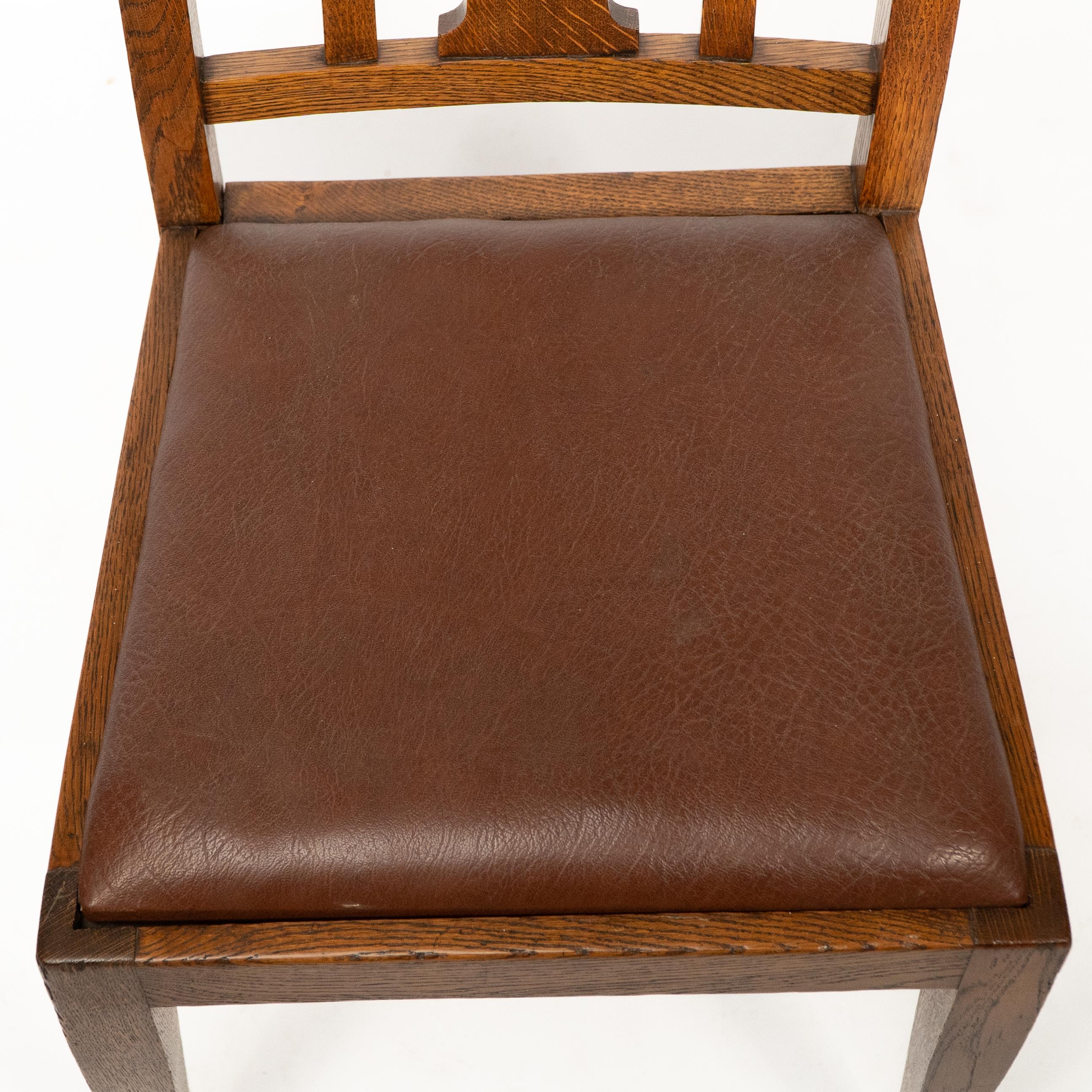 Un ensemble de quatre chaises de salle à manger en chêne de style Arts and Crafts avec des dossiers de forme confortable. en vente 8