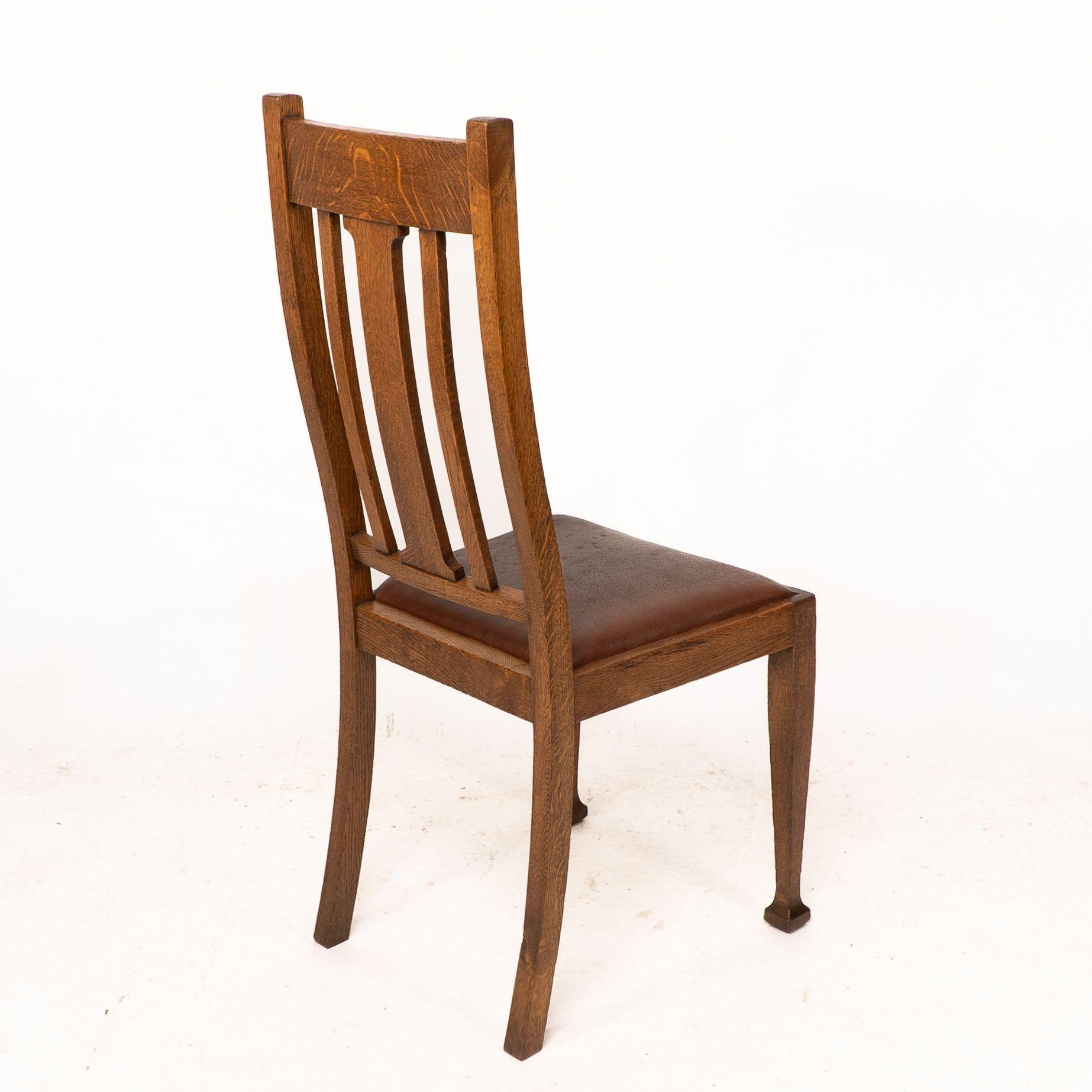 Un ensemble de quatre chaises de salle à manger en chêne de style Arts and Crafts avec des dossiers de forme confortable. en vente 1