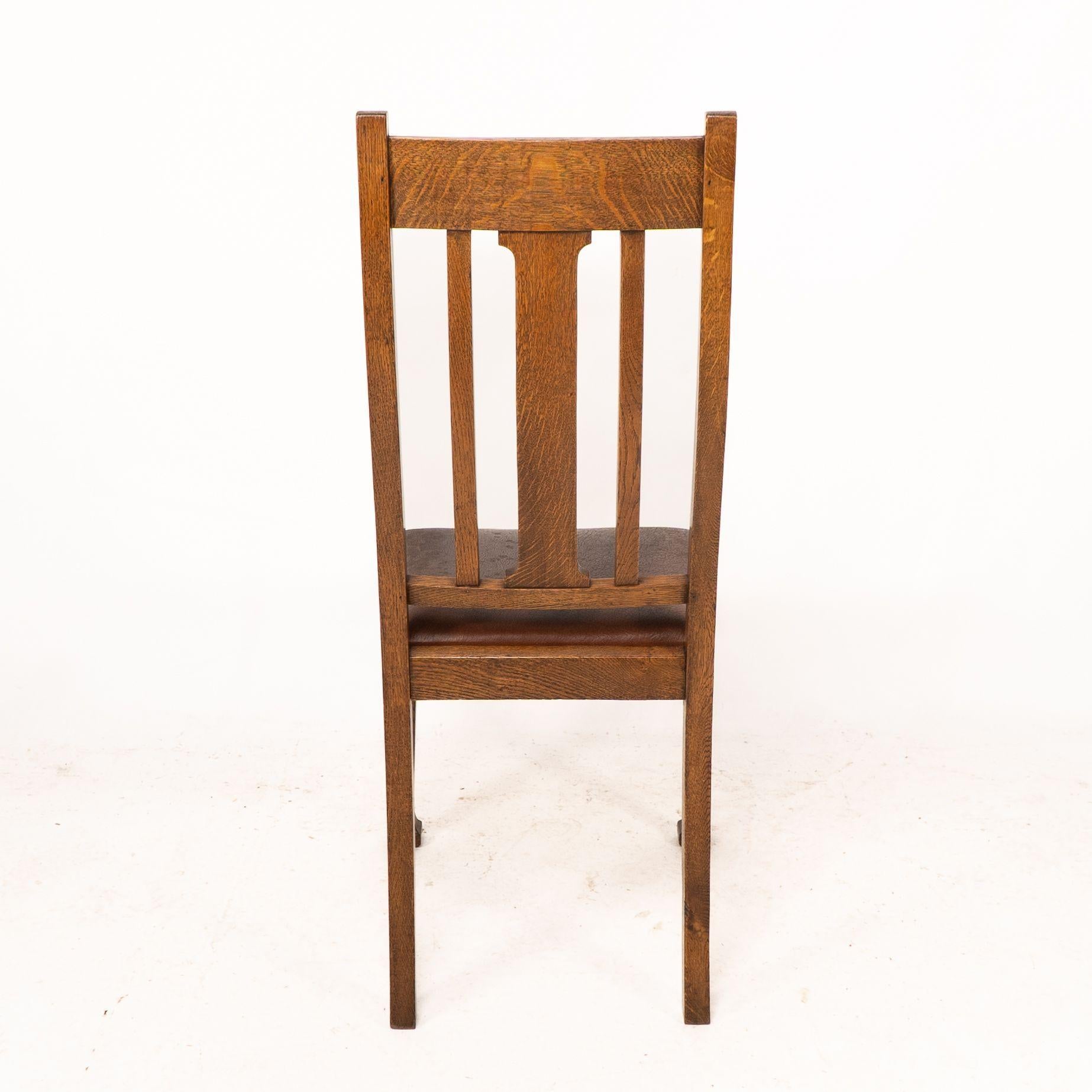 Un ensemble de quatre chaises de salle à manger en chêne de style Arts and Crafts avec des dossiers de forme confortable. en vente 2