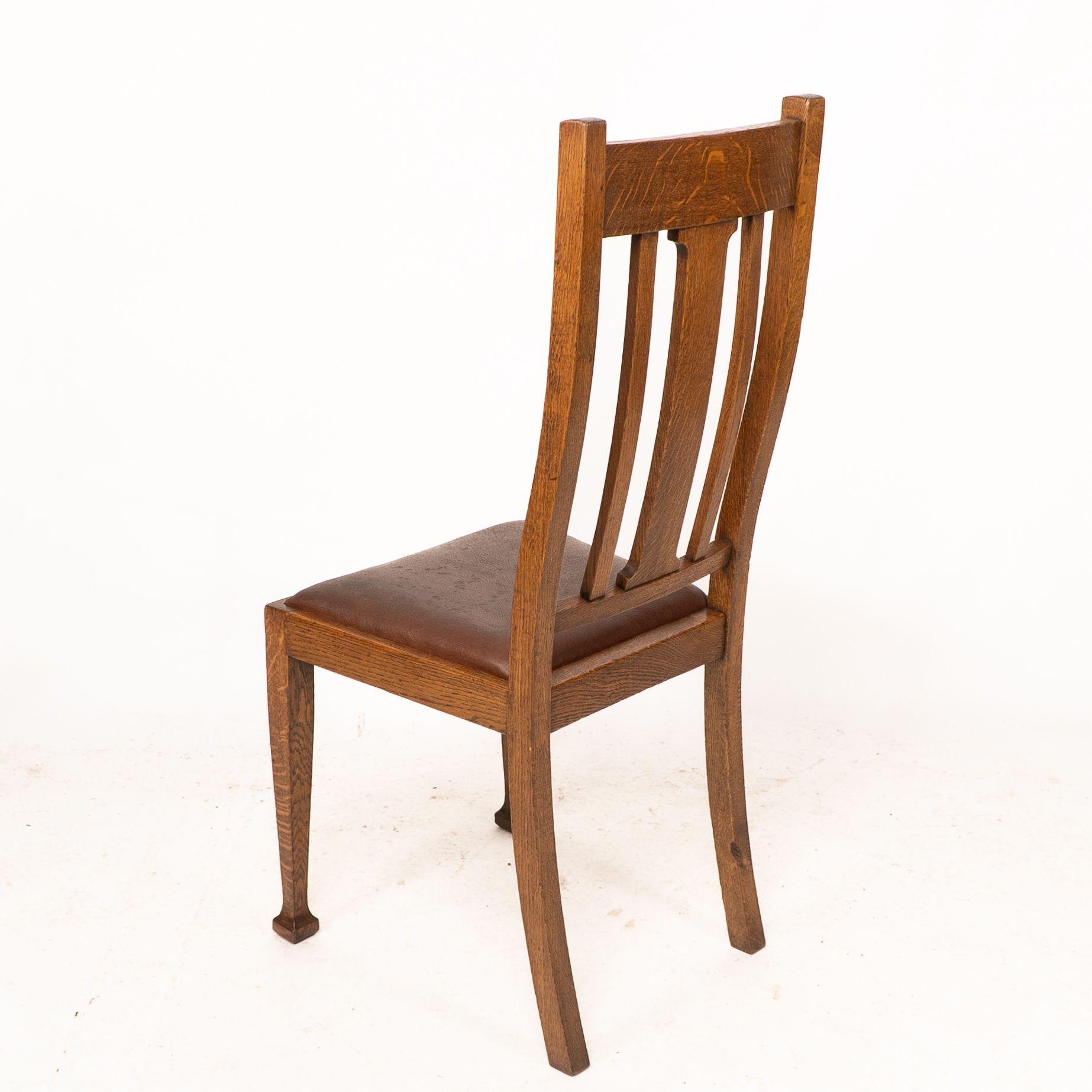 Un ensemble de quatre chaises de salle à manger en chêne de style Arts and Crafts avec des dossiers de forme confortable. en vente 3