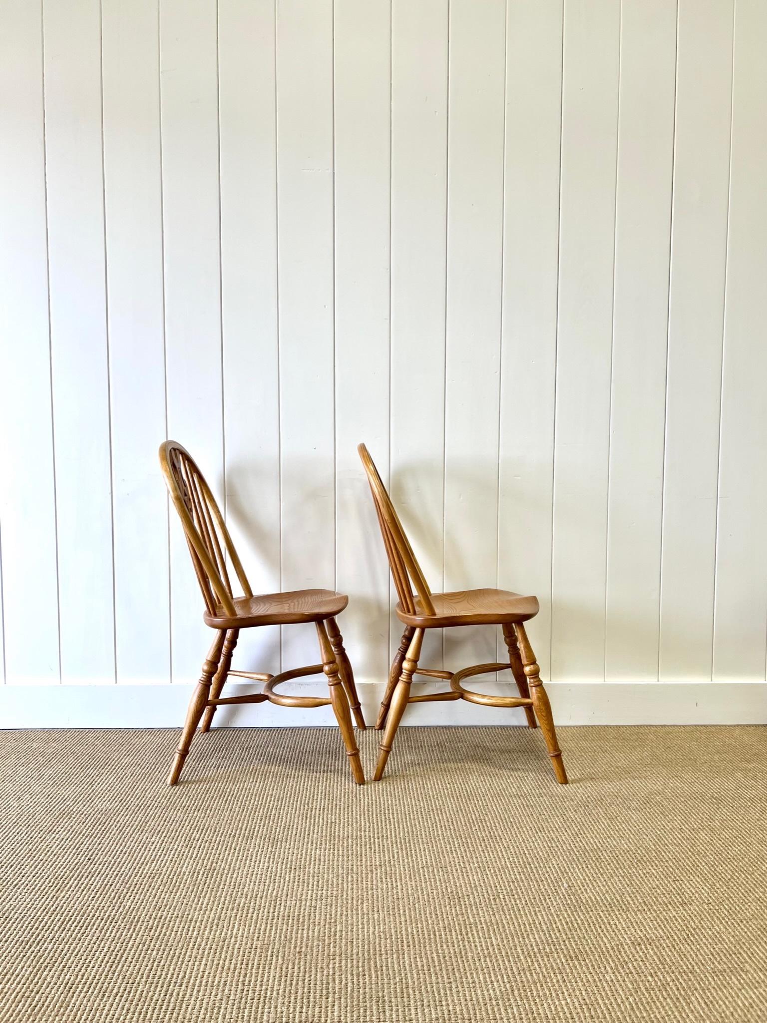Satz von vier Crinoline Stretcher Windsor-Stühlen aus Eschenholz (Britisch) im Angebot