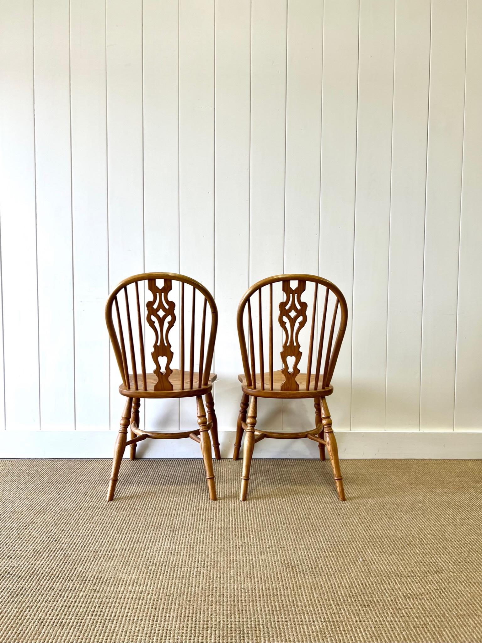 Satz von vier Crinoline Stretcher Windsor-Stühlen aus Eschenholz im Zustand „Gut“ im Angebot in Oak Park, MI
