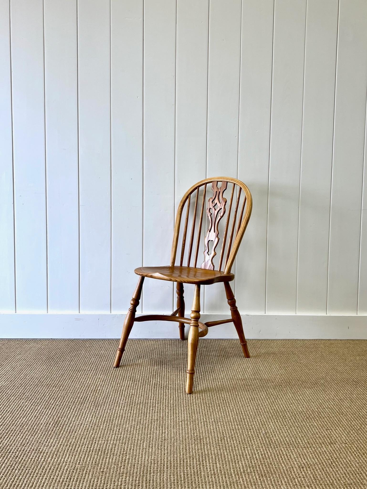 Satz von vier Crinoline Stretcher Windsor-Stühlen aus Eschenholz (20. Jahrhundert) im Angebot