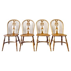 Ensemble de quatre chaises Windsor en frêne Crinoline Stretcher