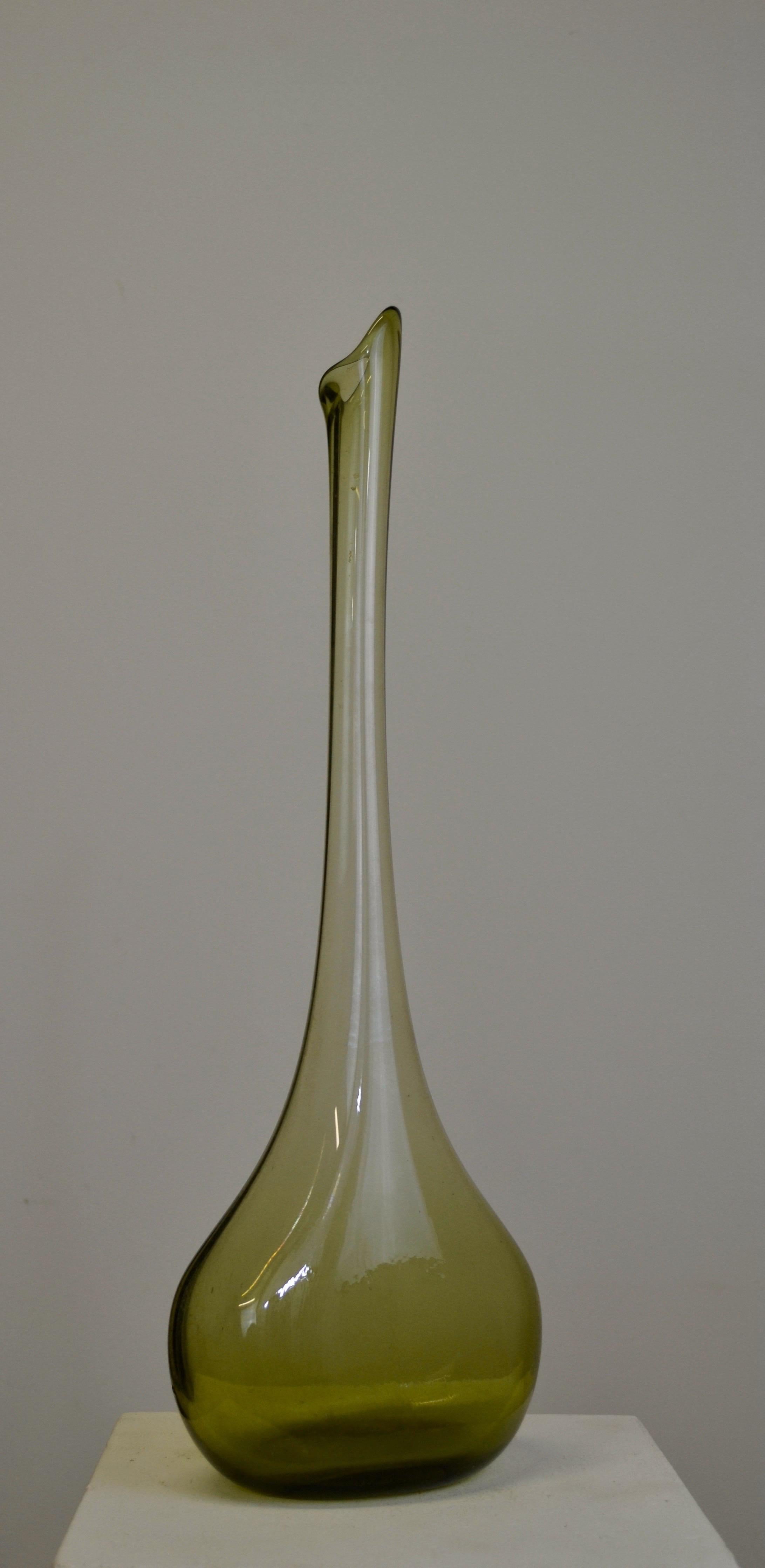 

Questo bellissimo set è composto da quattro pezzi unici realizzati dal maestro artista del vetro Claude Morin negli anni '70 a Dieulefit. Include un'elegante bottiglia, due vasi dalle forme armoniose e un portaoggetti di delicata fattura. Ogni