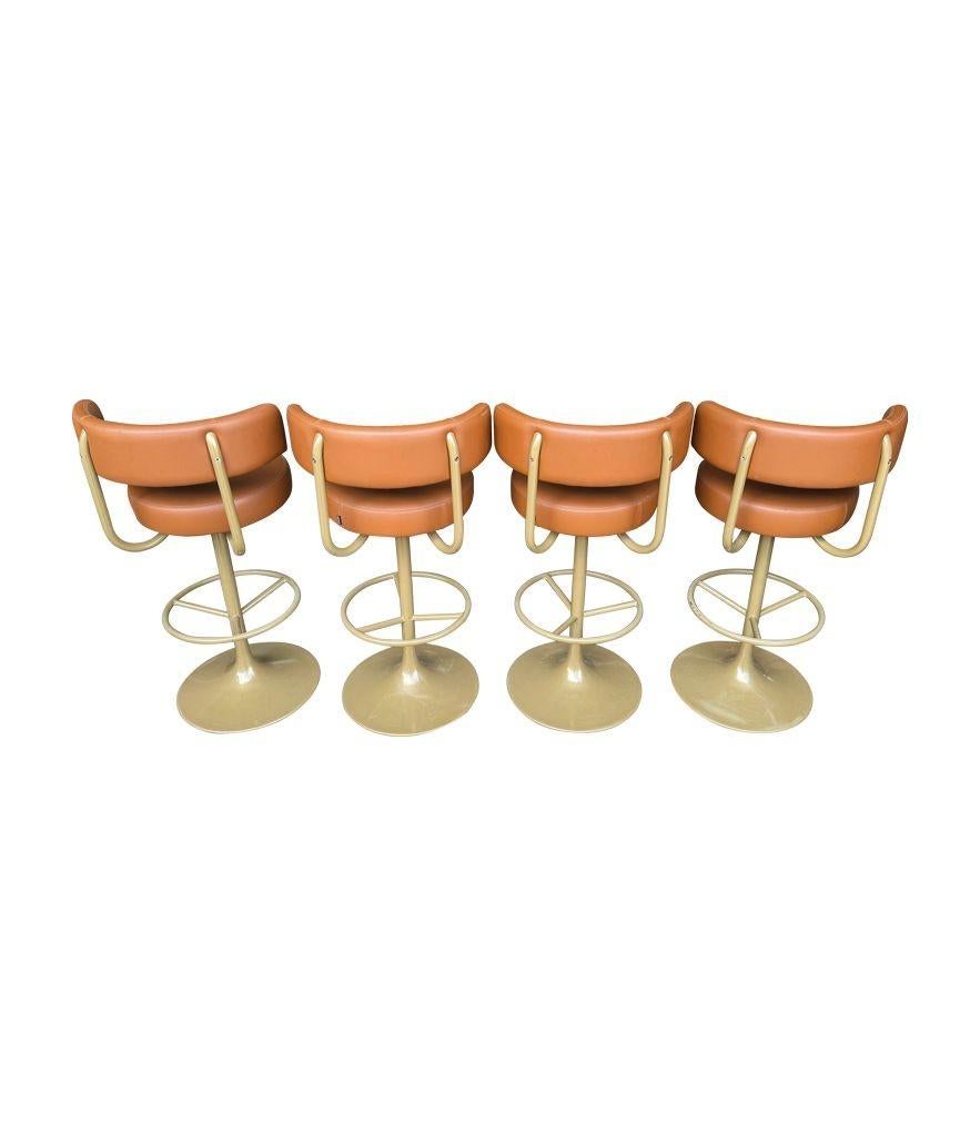 A set of four Börje Johanson “Jupiter” bar stools in cognac faux leather en venta 4