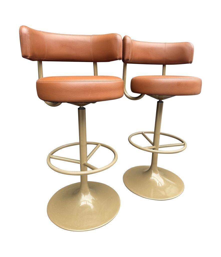 A set of four Börje Johanson “Jupiter” bar stools in cognac faux leather en venta 6