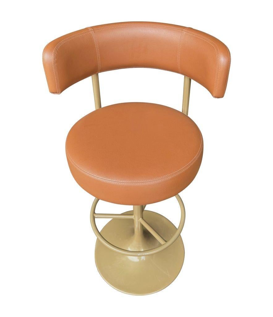 A set of four Börje Johanson “Jupiter” bar stools in cognac faux leather en venta 7