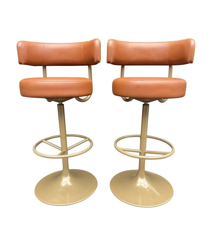 A set of four Börje Johanson “Jupiter” bar stools in cognac faux leather en venta 8