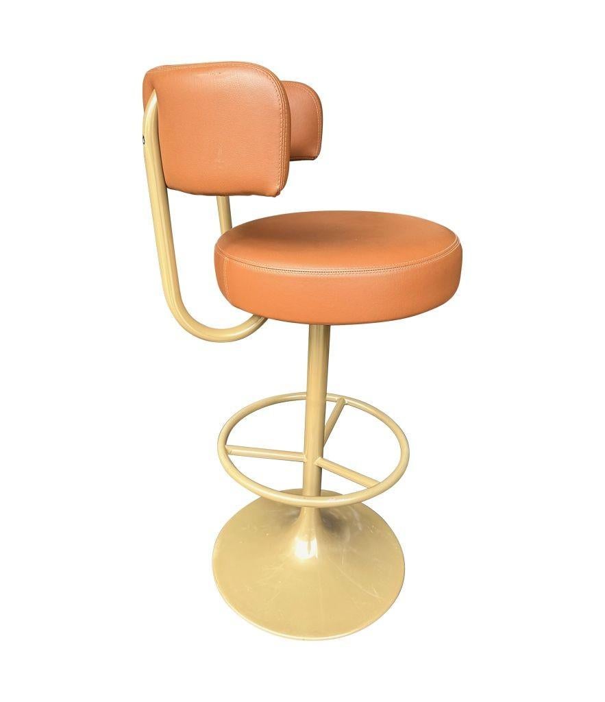 A set of four Börje Johanson “Jupiter” bar stools in cognac faux leather en venta 9