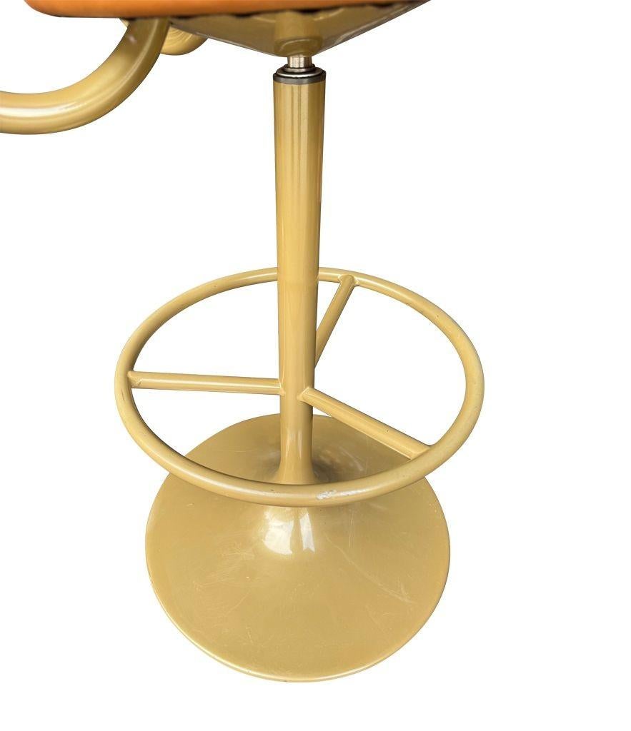 A set of four Börje Johanson “Jupiter” bar stools in cognac faux leather en venta 10