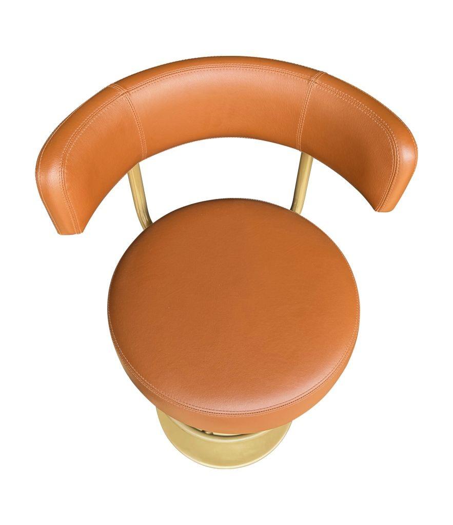 A set of four Börje Johanson “Jupiter” bar stools in cognac faux leather en venta 11