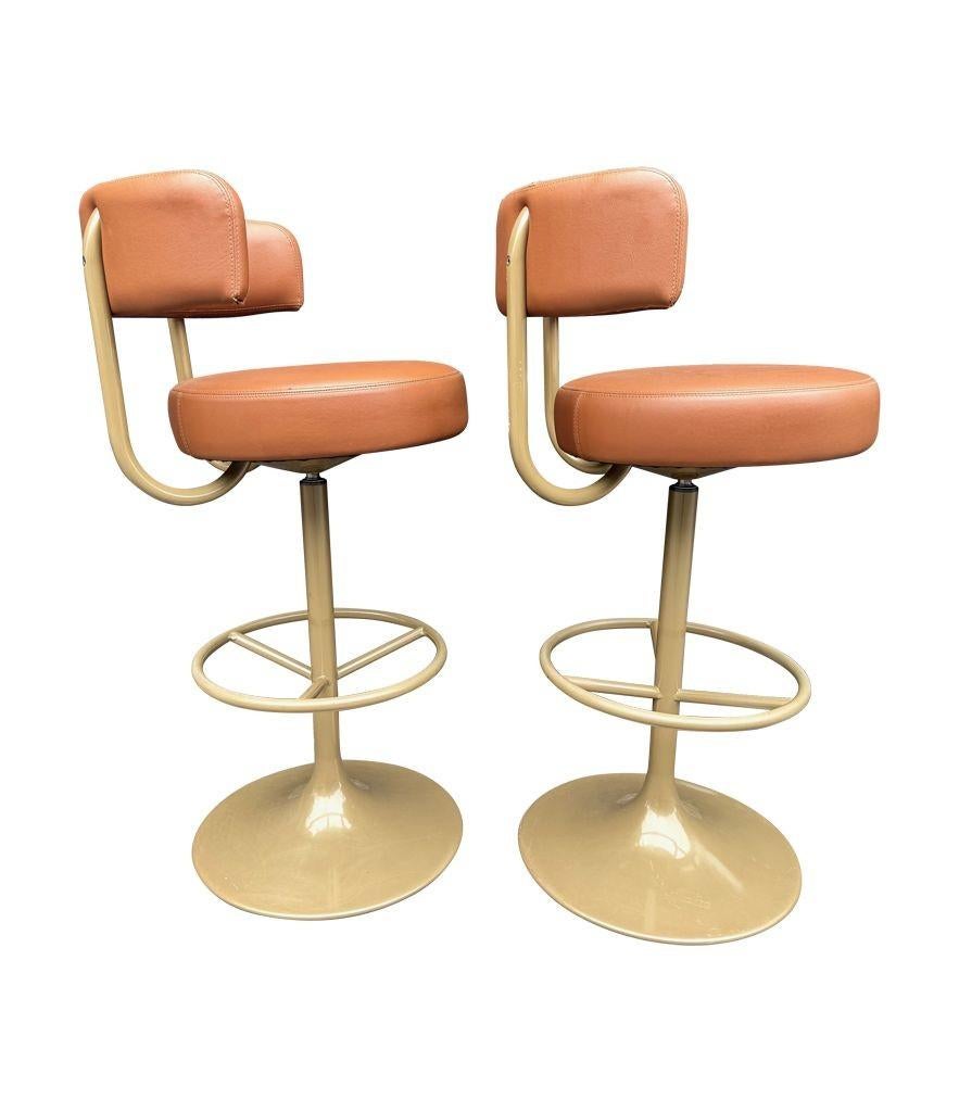 A set of four Börje Johanson “Jupiter” bar stools in cognac faux leather en venta 12