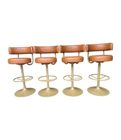 Un set di quattro sgabelli da bar Börje Johanson "Jupiter" in ecopelle cognac