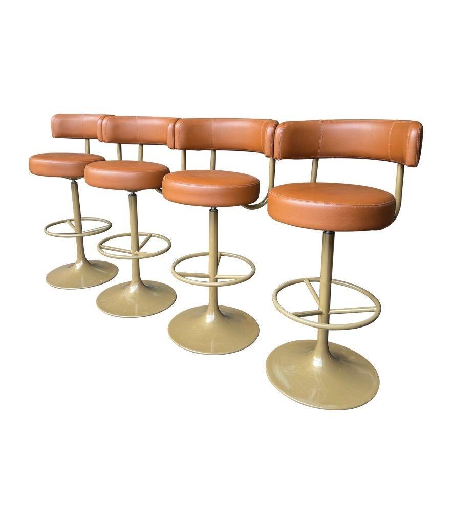 A set of four Börje Johanson “Jupiter” bar stools in cognac faux leather Sueco en venta