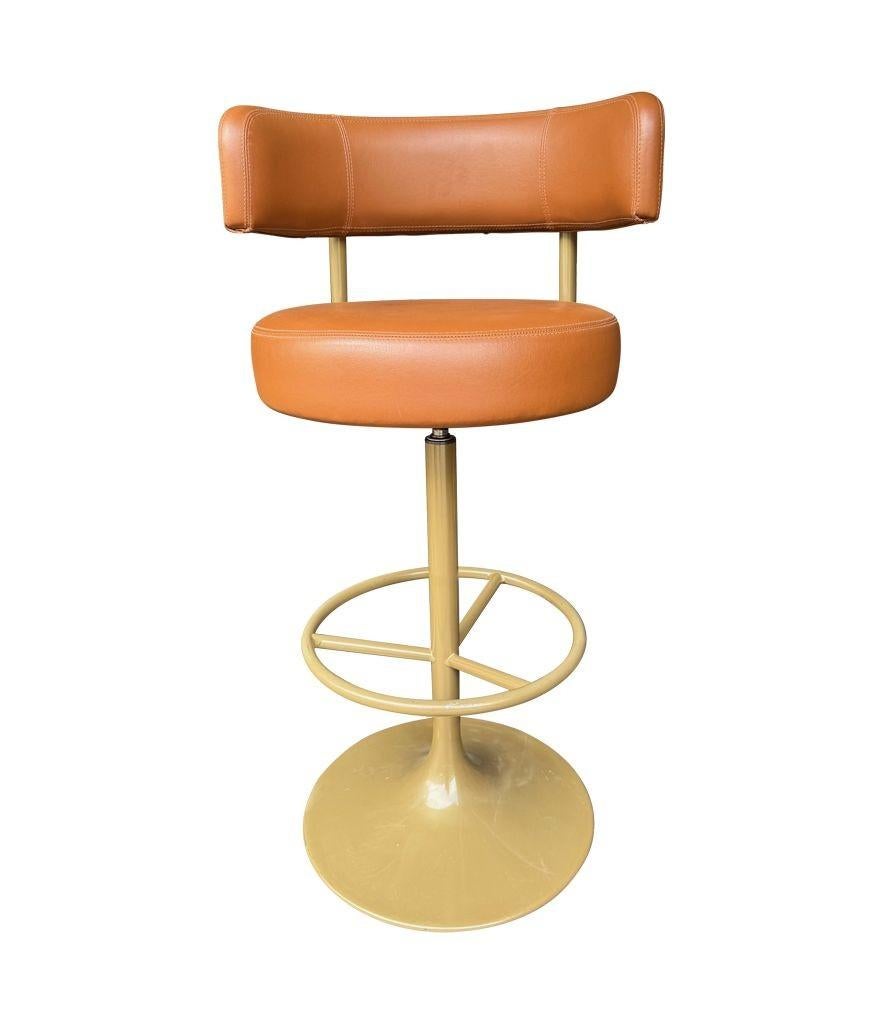 A set of four Börje Johanson “Jupiter” bar stools in cognac faux leather en Bueno estado para la venta en London, GB