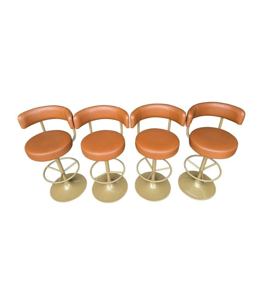 A set of four Börje Johanson “Jupiter” bar stools in cognac faux leather finales del siglo XX en venta