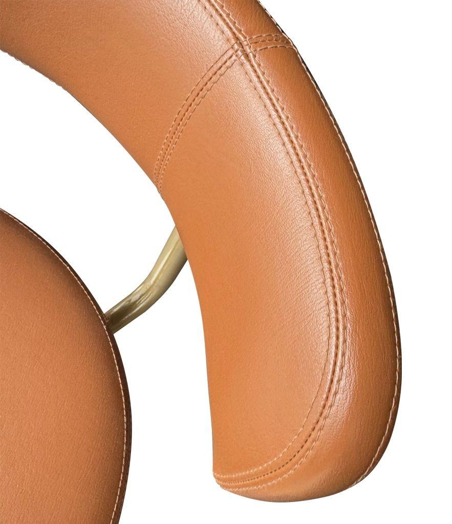 A set of four Börje Johanson “Jupiter” bar stools in cognac faux leather Metal en venta