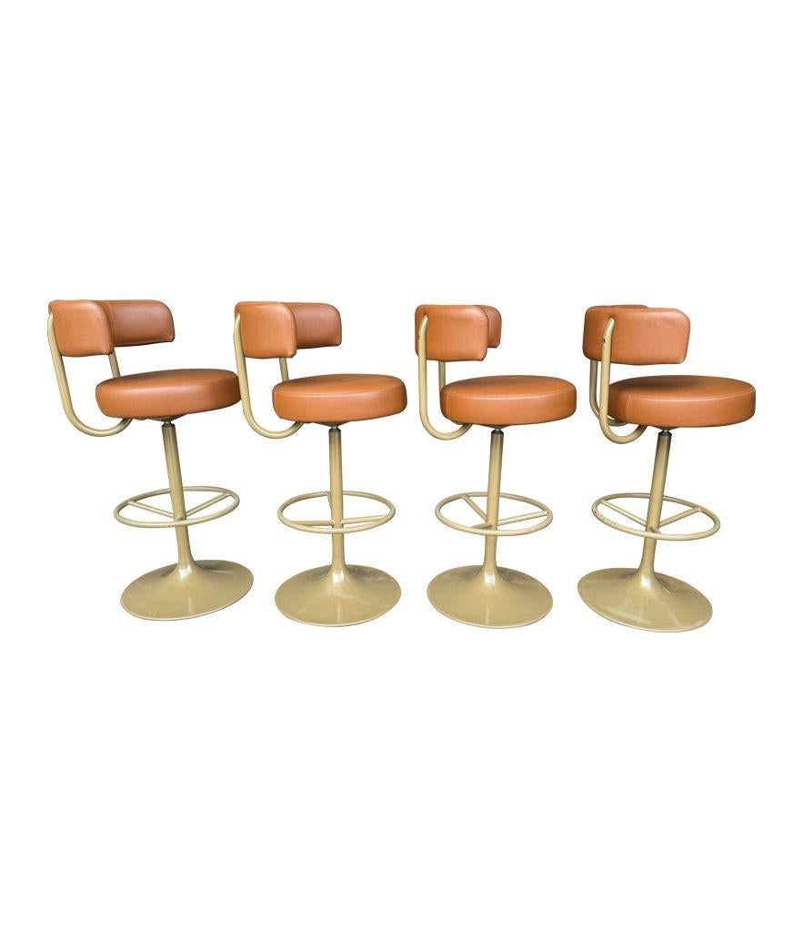 A set of four Börje Johanson “Jupiter” bar stools in cognac faux leather en venta 1