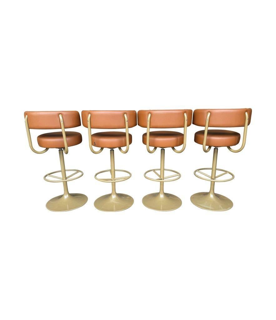 A set of four Börje Johanson “Jupiter” bar stools in cognac faux leather en venta 2