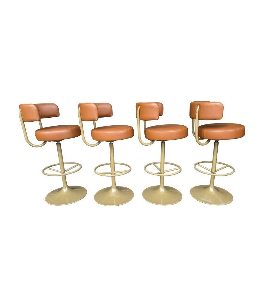 A set of four Börje Johanson “Jupiter” bar stools in cognac faux leather en venta 3