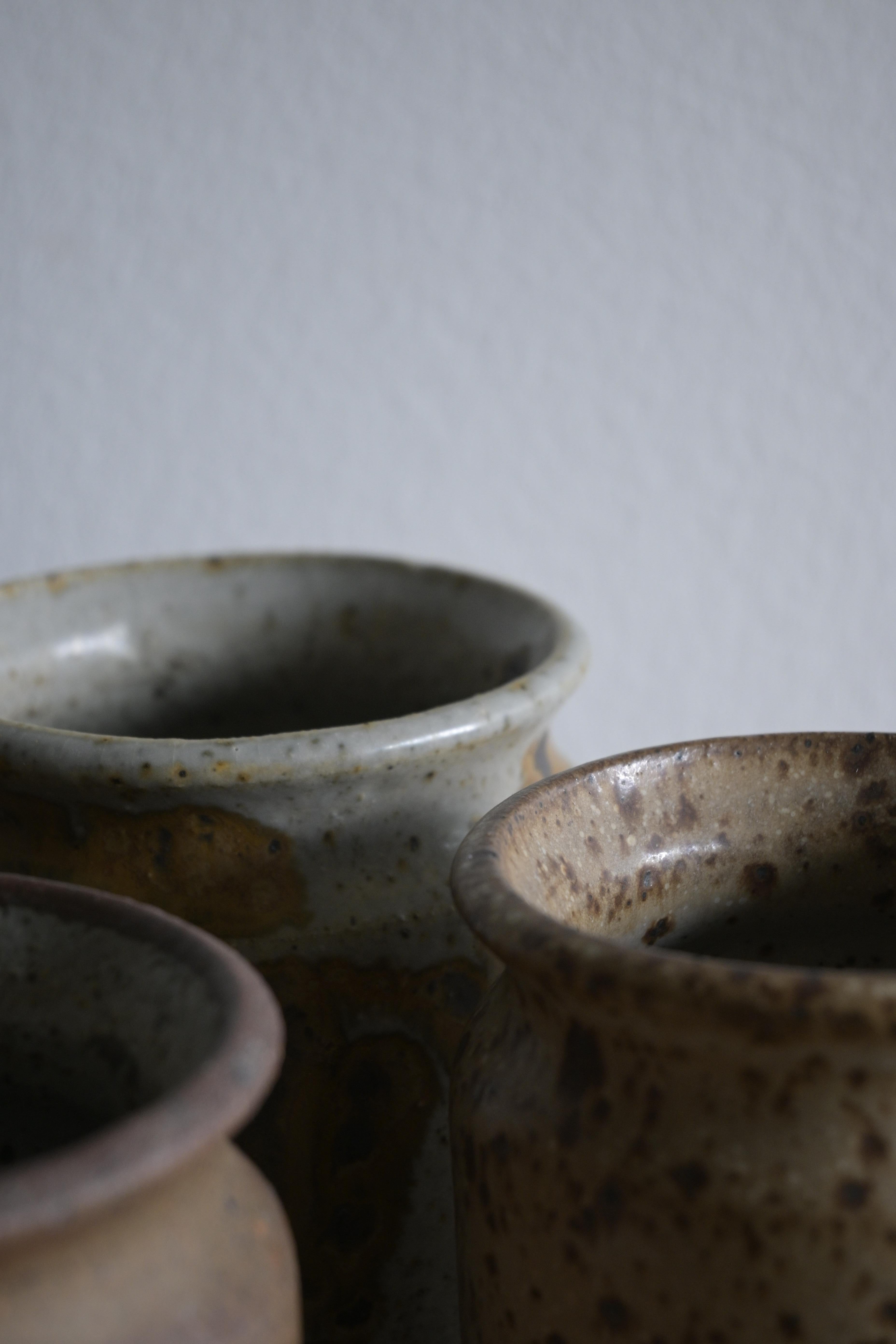 Un ensemble de quatre vases en céramique brutaliste de Rolf Palm, Suède, vers 1970

La diversité des tons et des couleurs de la terre les rend tout simplement ravissants.

Rolf Palm était l'un des principaux céramistes suédois du XXe siècle.
Il est