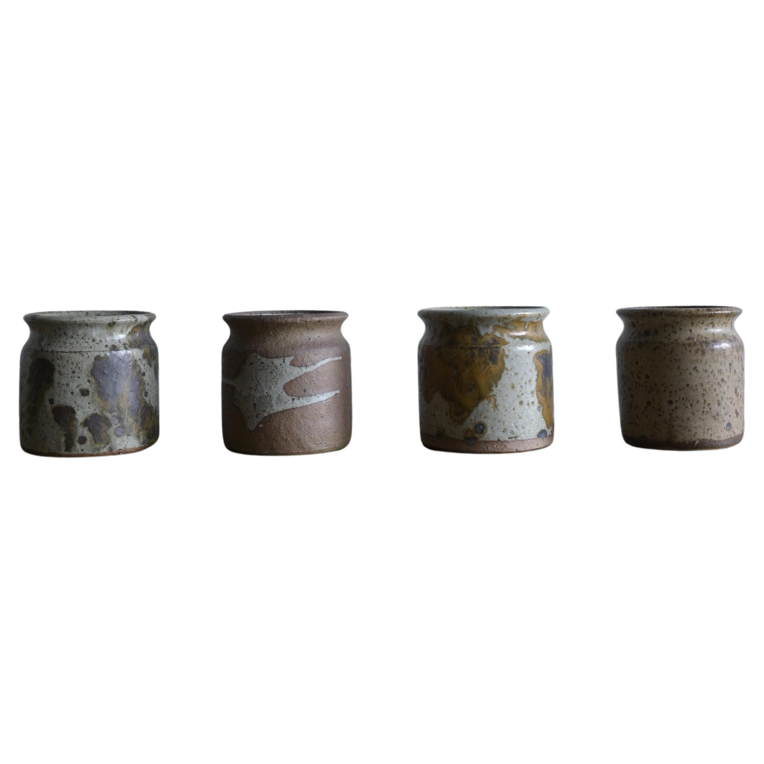 Un ensemble de quatre vases en céramique brutaliste de Rolf Palm, Suède, vers 1970