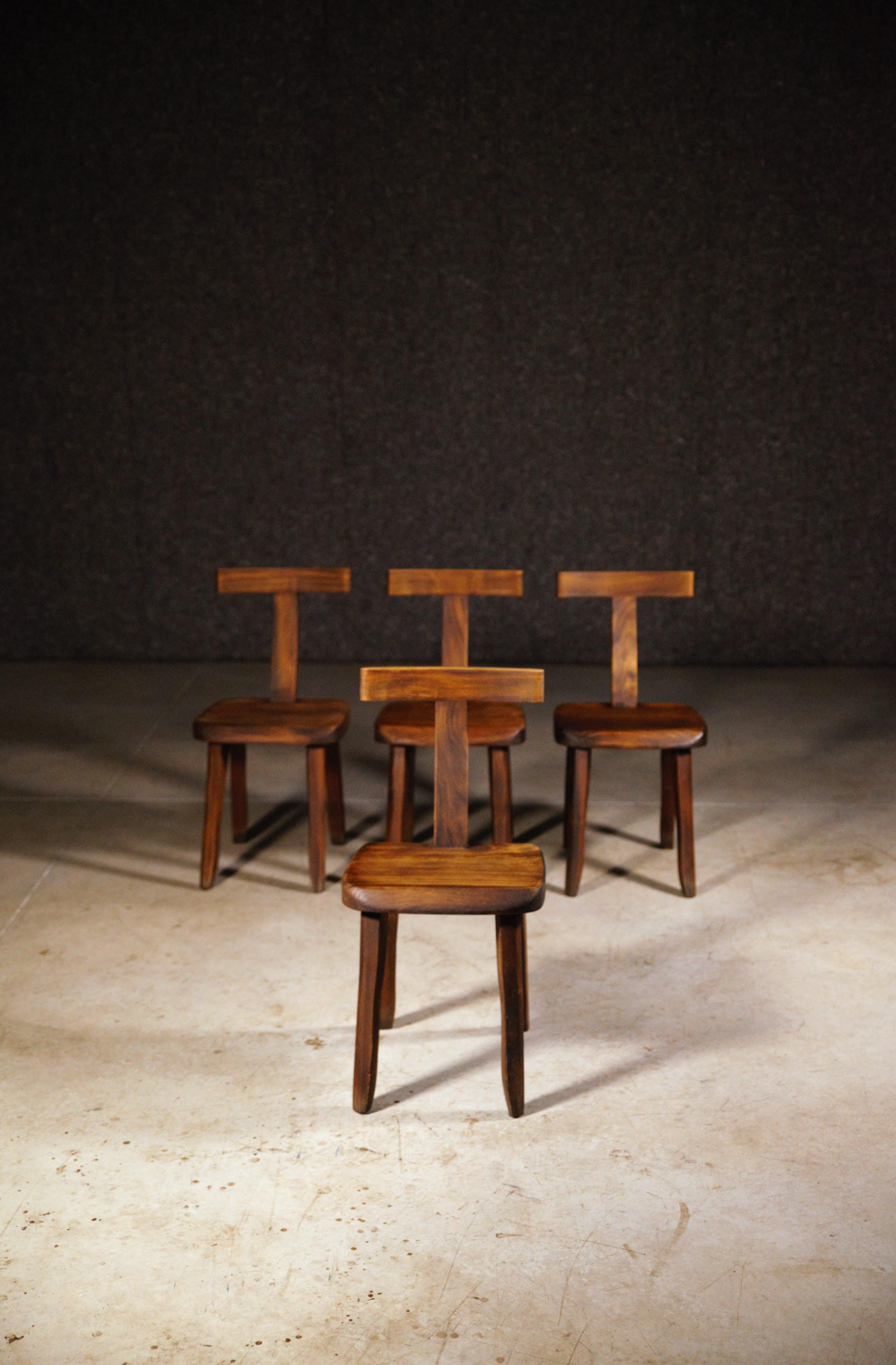 A Set of Four Brutalist Dining T Chairs by Aranjou France 1960s In Good Condition For Sale In HYÈRES, FR