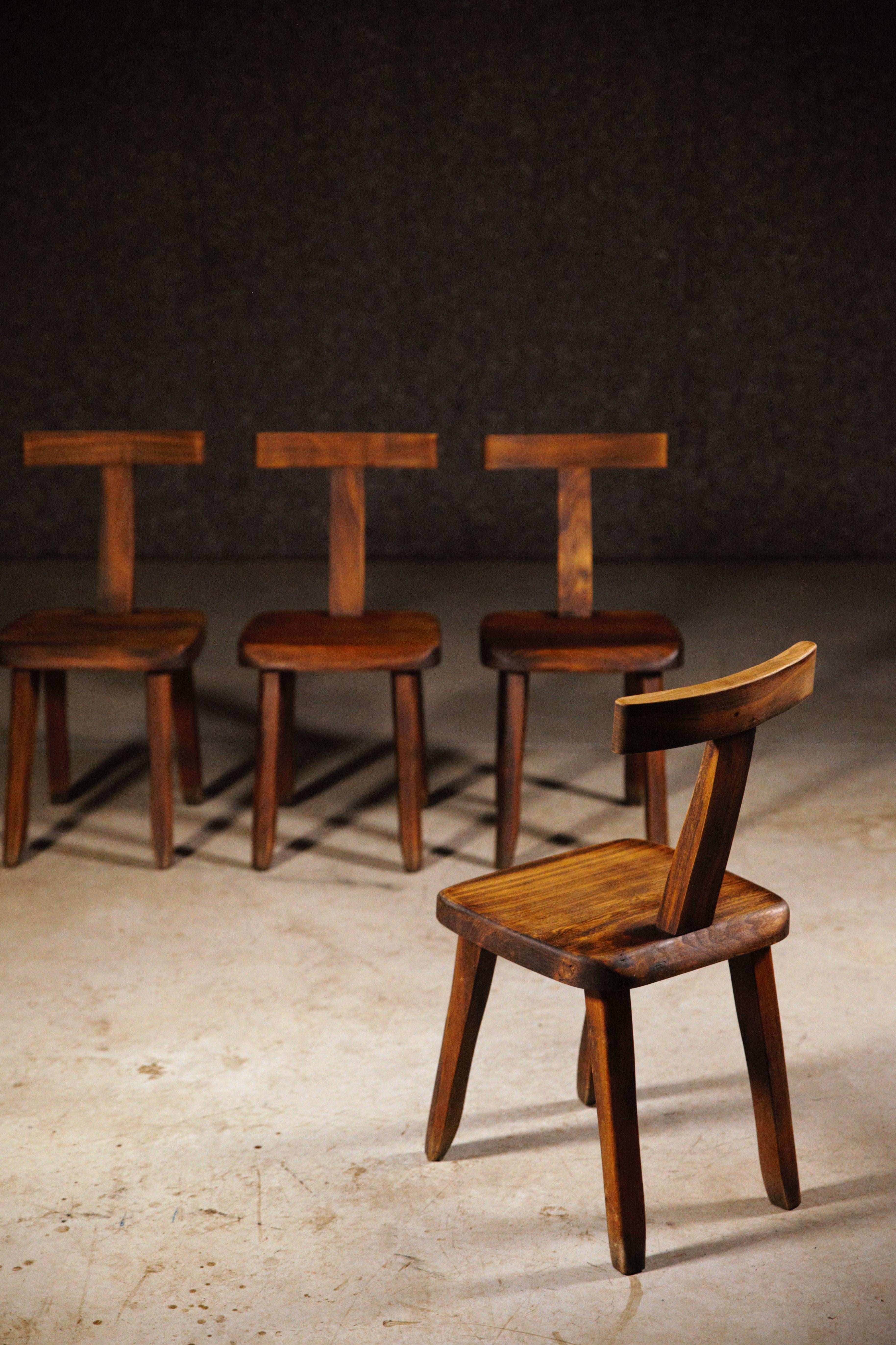 Bois Ensemble de quatre chaises T de salle à manger brutalistes par Aranjou France, années 1960 en vente