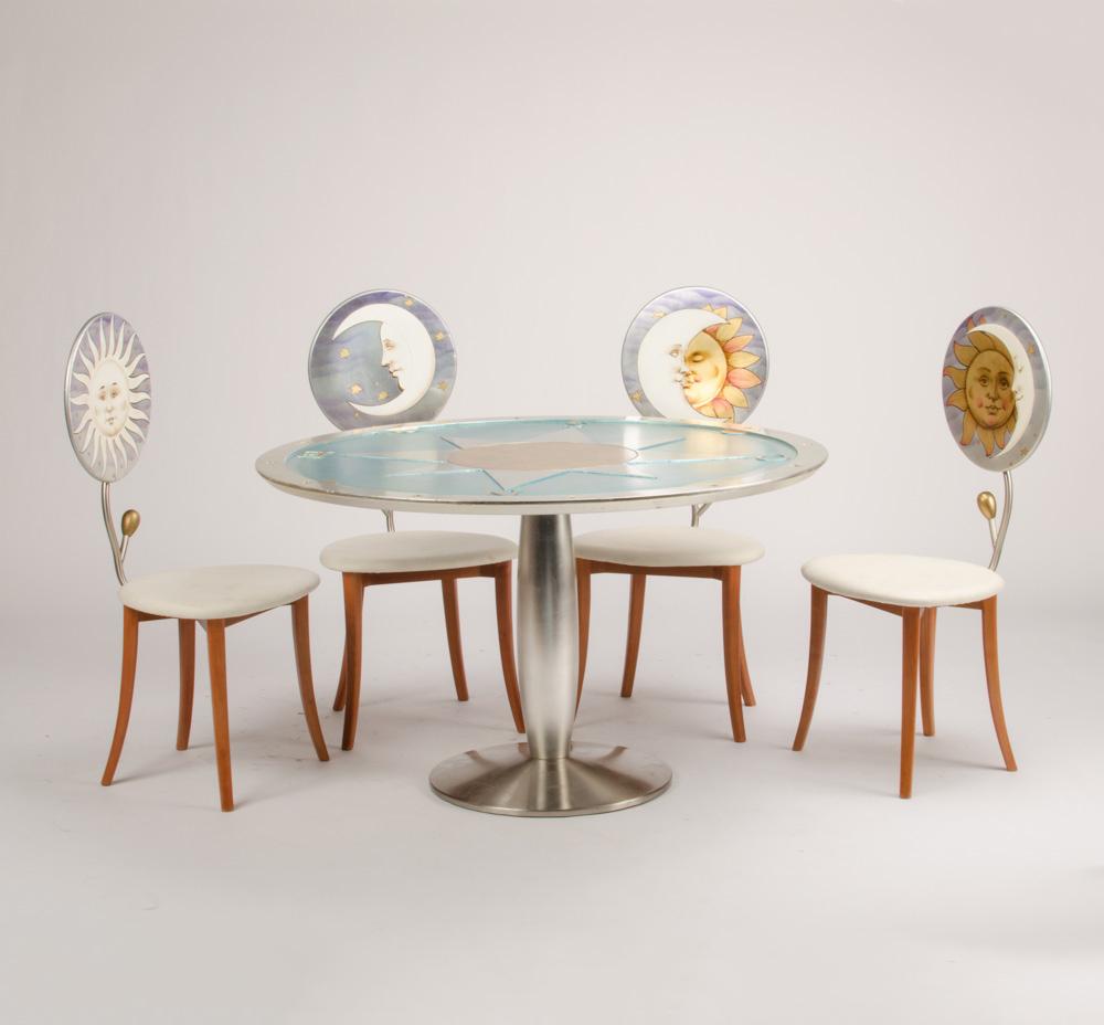 Fer Ensemble de quatre chaises et table décorées du soleil et de la lune, vers 1985 en vente