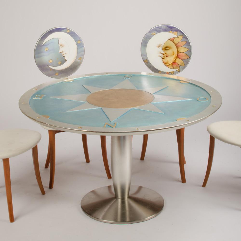 Ensemble de quatre chaises et table décorées du soleil et de la lune, vers 1985 en vente 3