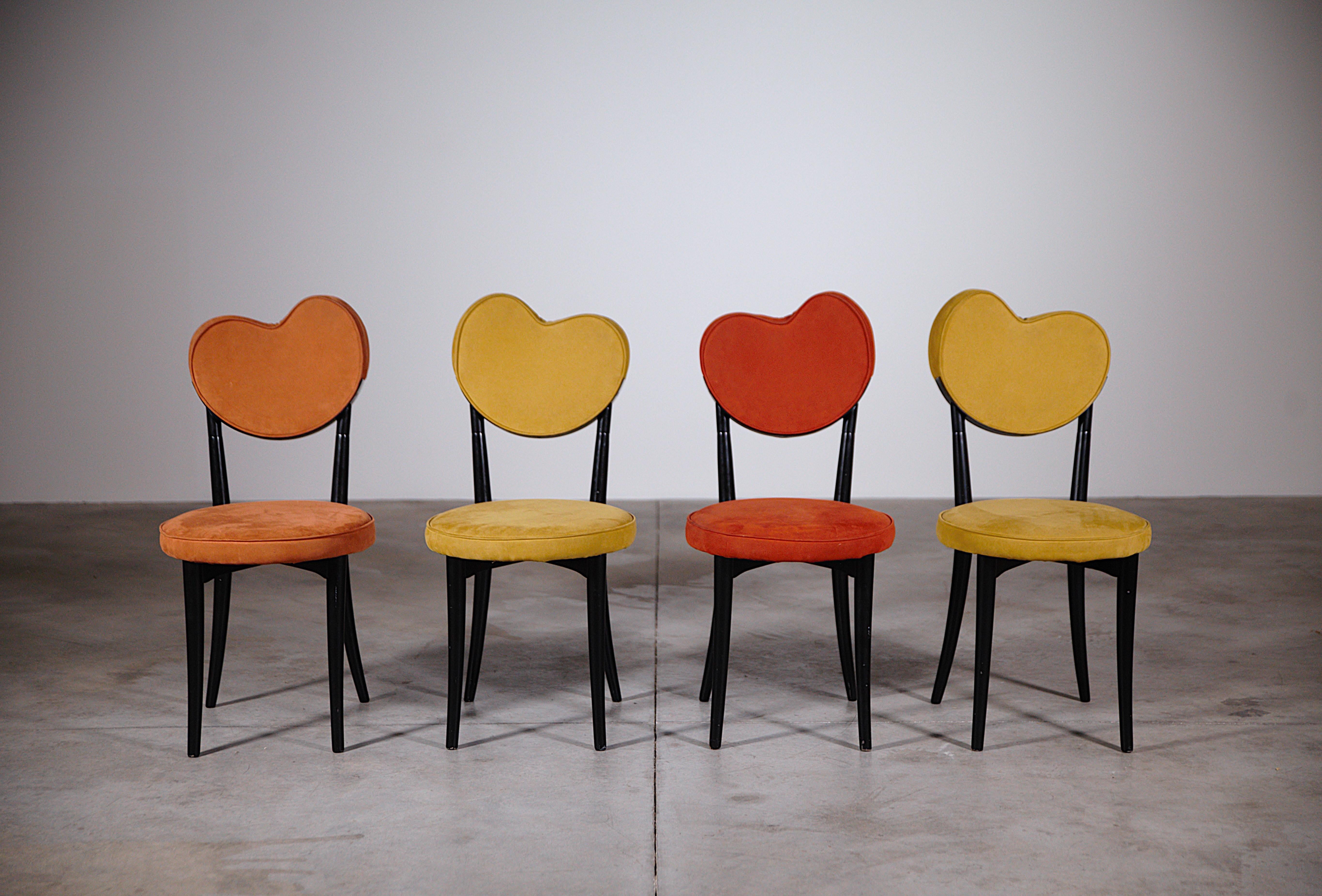 Ein Satz von vier Stühlen von Garouste & Bonetti.

Frankreich 1990er Jahre

Herausgeber : Ligne Roset ( signiert )

Farben: 2 Gelb, 1 Rot und 1 Lachsfarben

In gutem Originalzustand, kleine Schmutzspuren auf dem Stoff.

Dokumentiert in einem Katalog