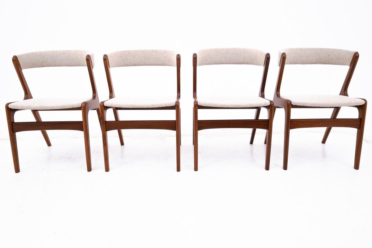 Mid-Century Modern A set of four Danish chairs model 68 ( Fire ) produced by Anderstrup Mobelfabrik For Sale