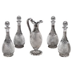 Juego de cuatro decantadores con corte de diamante y remolino y su correspondiente jarra para vino