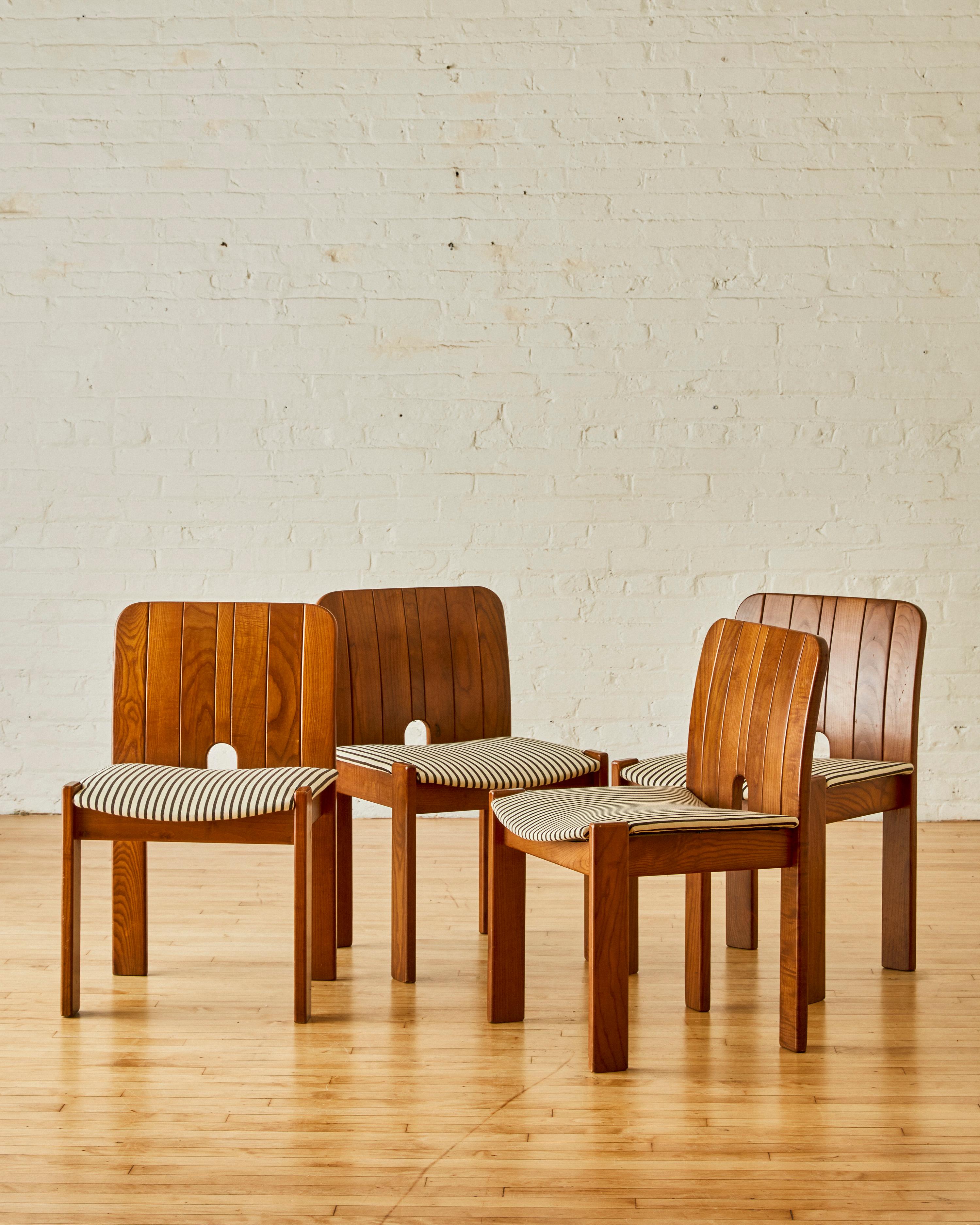 Un ensemble de quatre chaises de salle à manger à la manière d'Afras & Tobias  Scarpa pour Cassina. Nouvellement retapissé en  Dedar Milano - Strange Love 001. 

Afras & Tobias Scarpa for Cassina représente une collaboration entre la célèbre maison