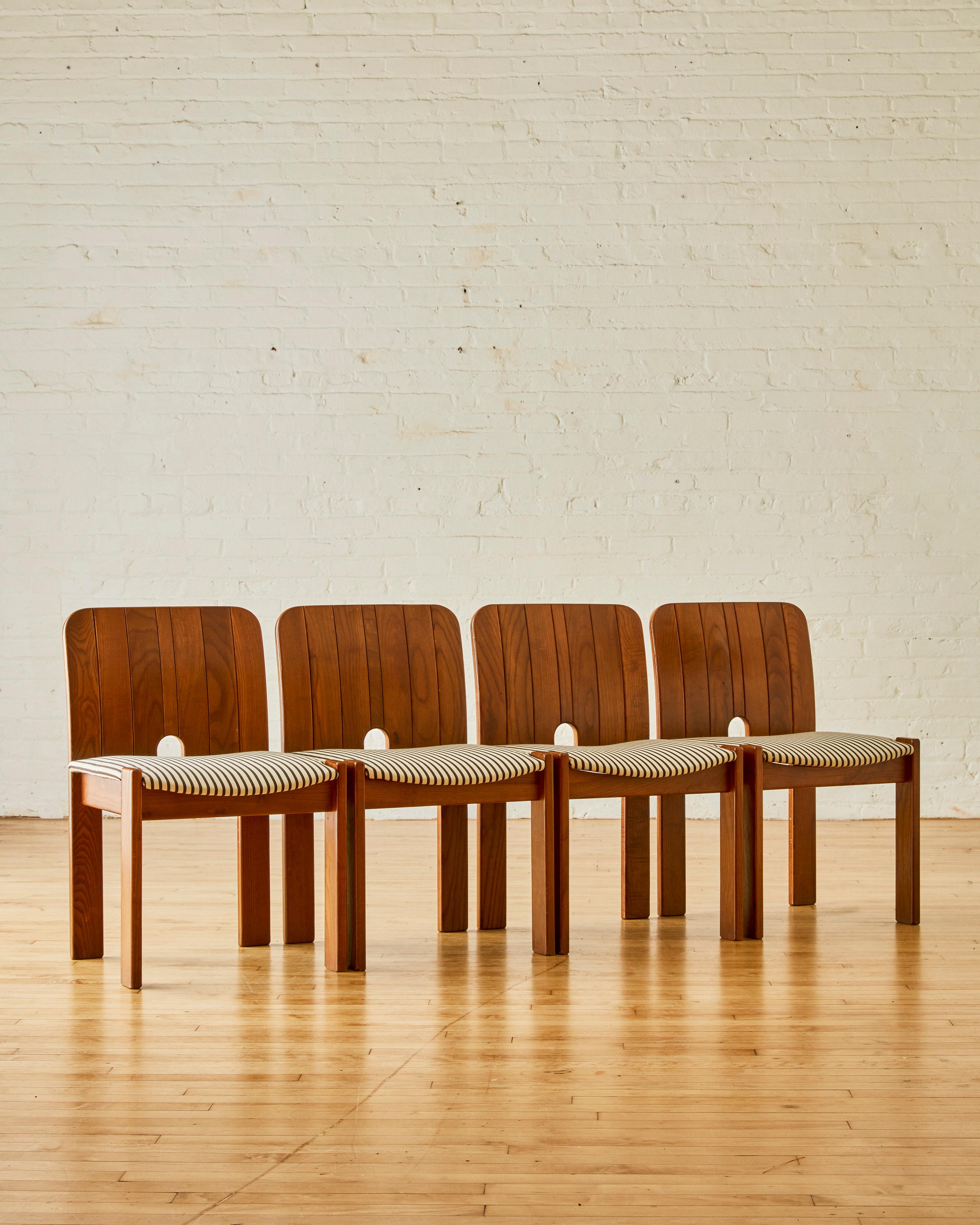 Un ensemble de quatre chaises de salle à manger à la manière d' Afras & Tobias  Scarpa Excellent état à Long Island City, NY