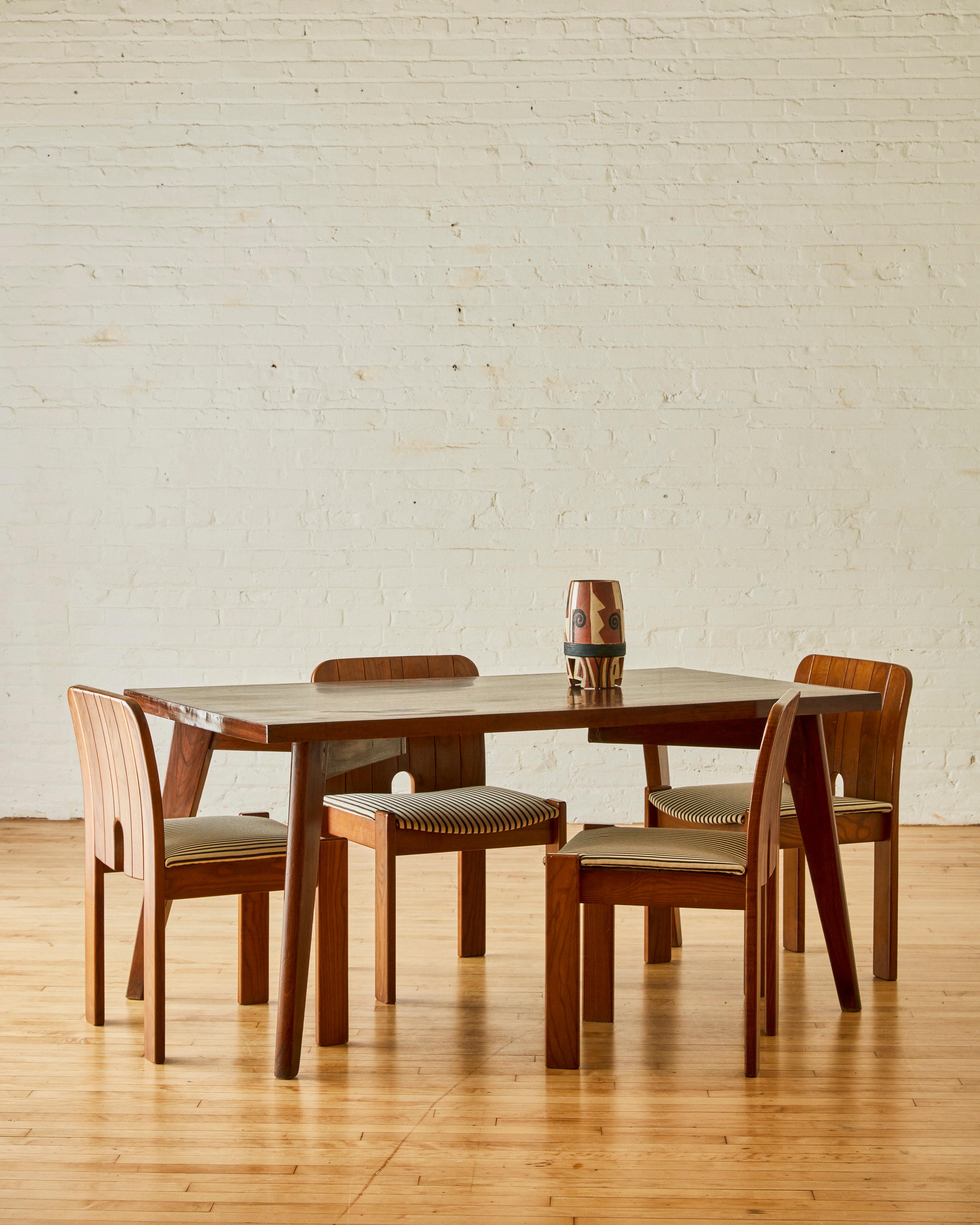 20ième siècle Un ensemble de quatre chaises de salle à manger à la manière d' Afras & Tobias  Scarpa