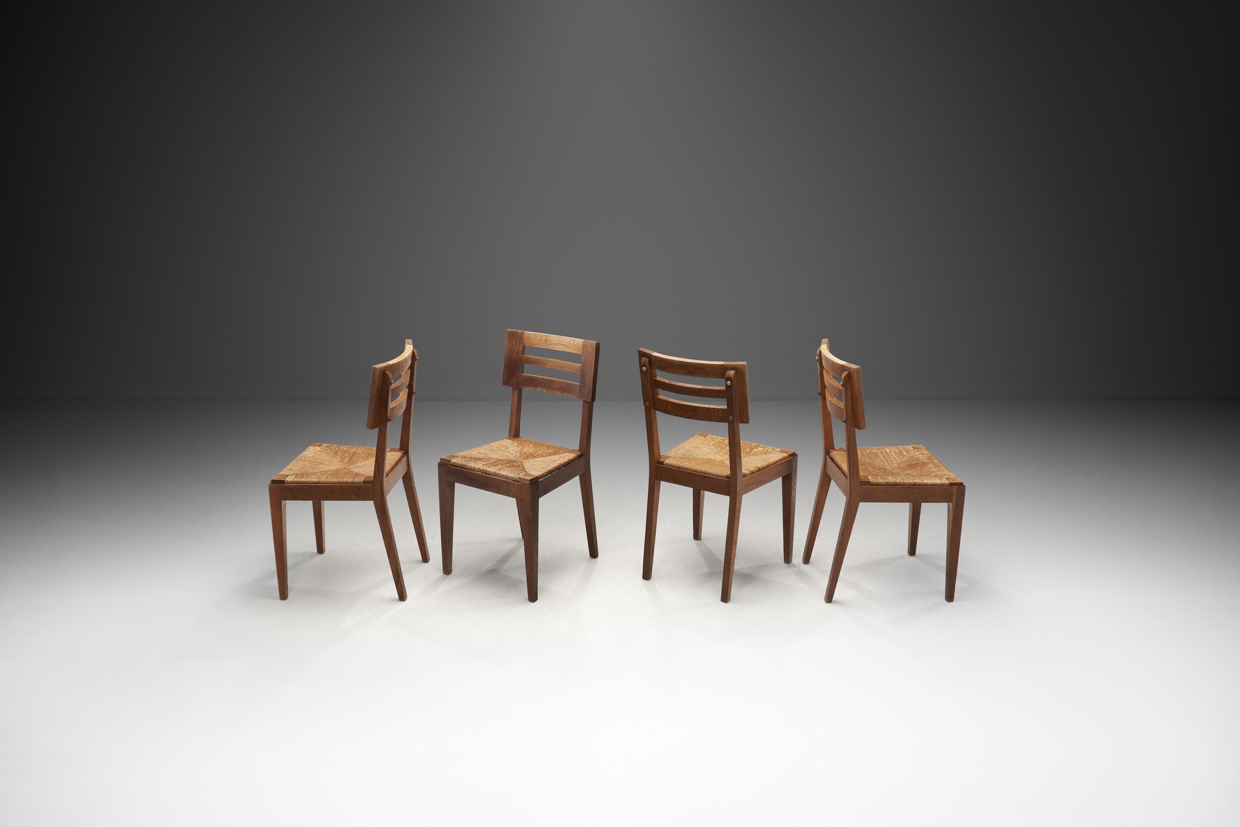 Cet ensemble de chaises de salle à manger présente une apparence élégante combinée à des éléments de design rustiques distinctifs. Au-delà de sa qualité esthétique, cet ensemble témoigne du savoir-faire artisanal de Pierre Cruège et du charme
