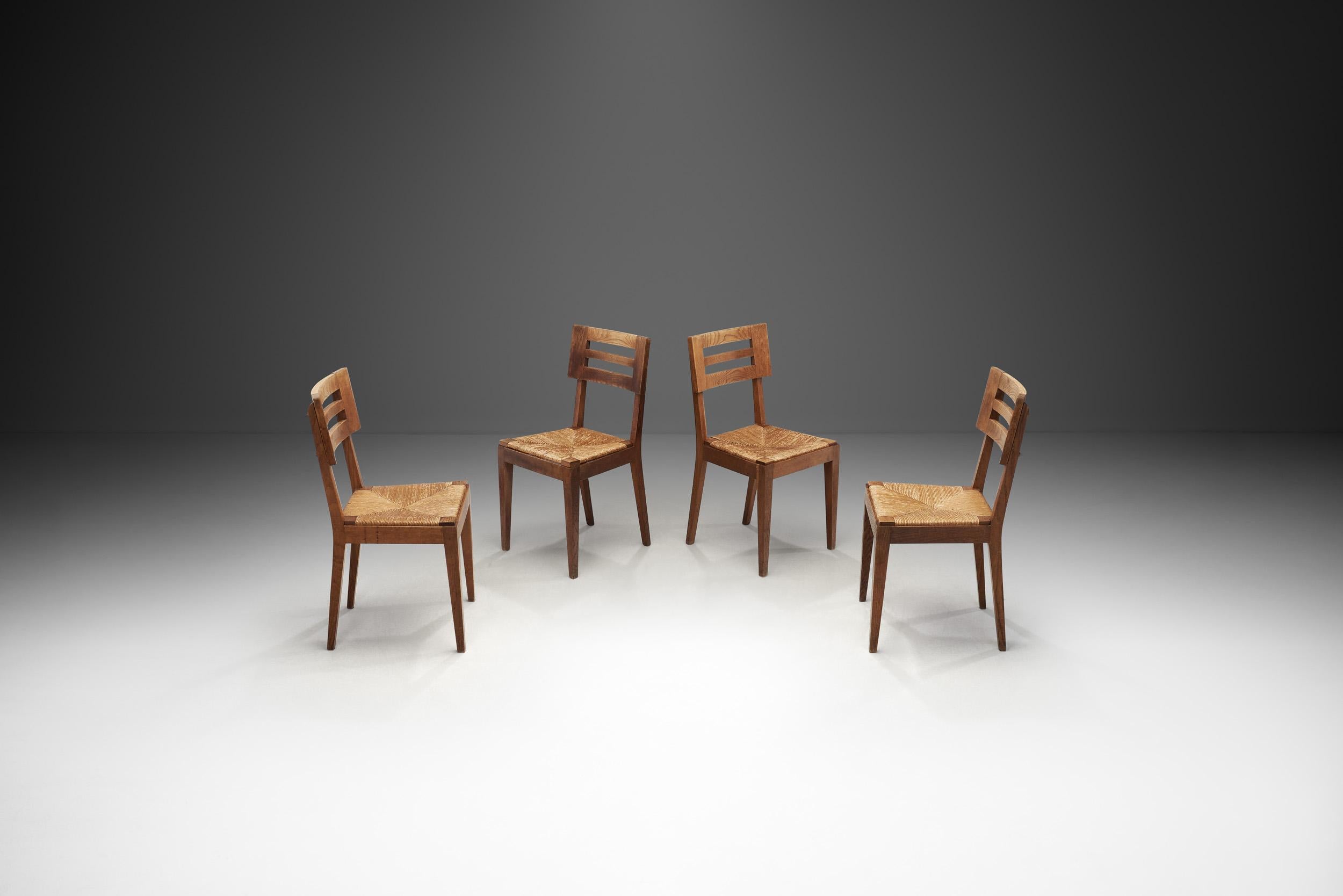 Mid-Century Modern Ensemble de quatre chaises de salle à manger à assise tissée par Pierre Cruège, France, vers les années 1950