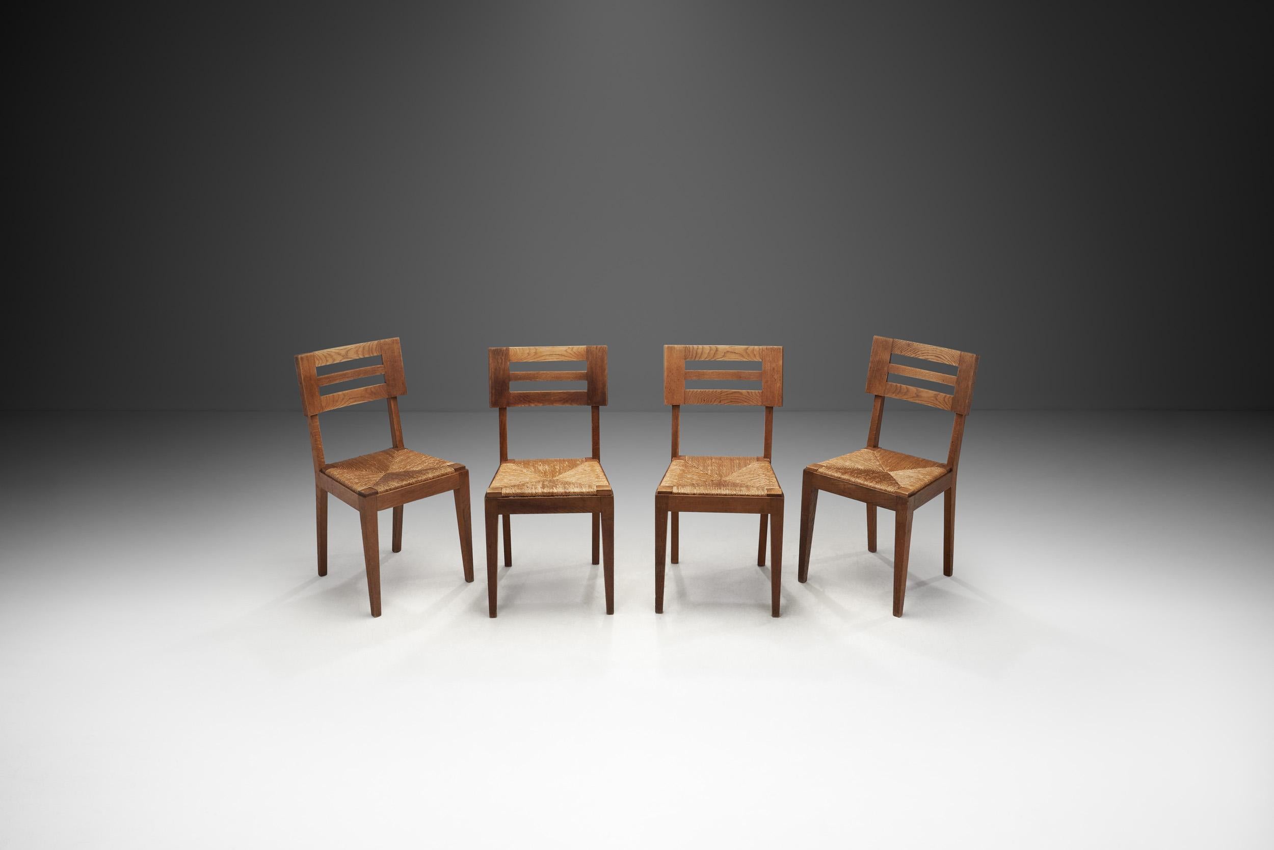Français Ensemble de quatre chaises de salle à manger à assise tissée par Pierre Cruège, France, vers les années 1950