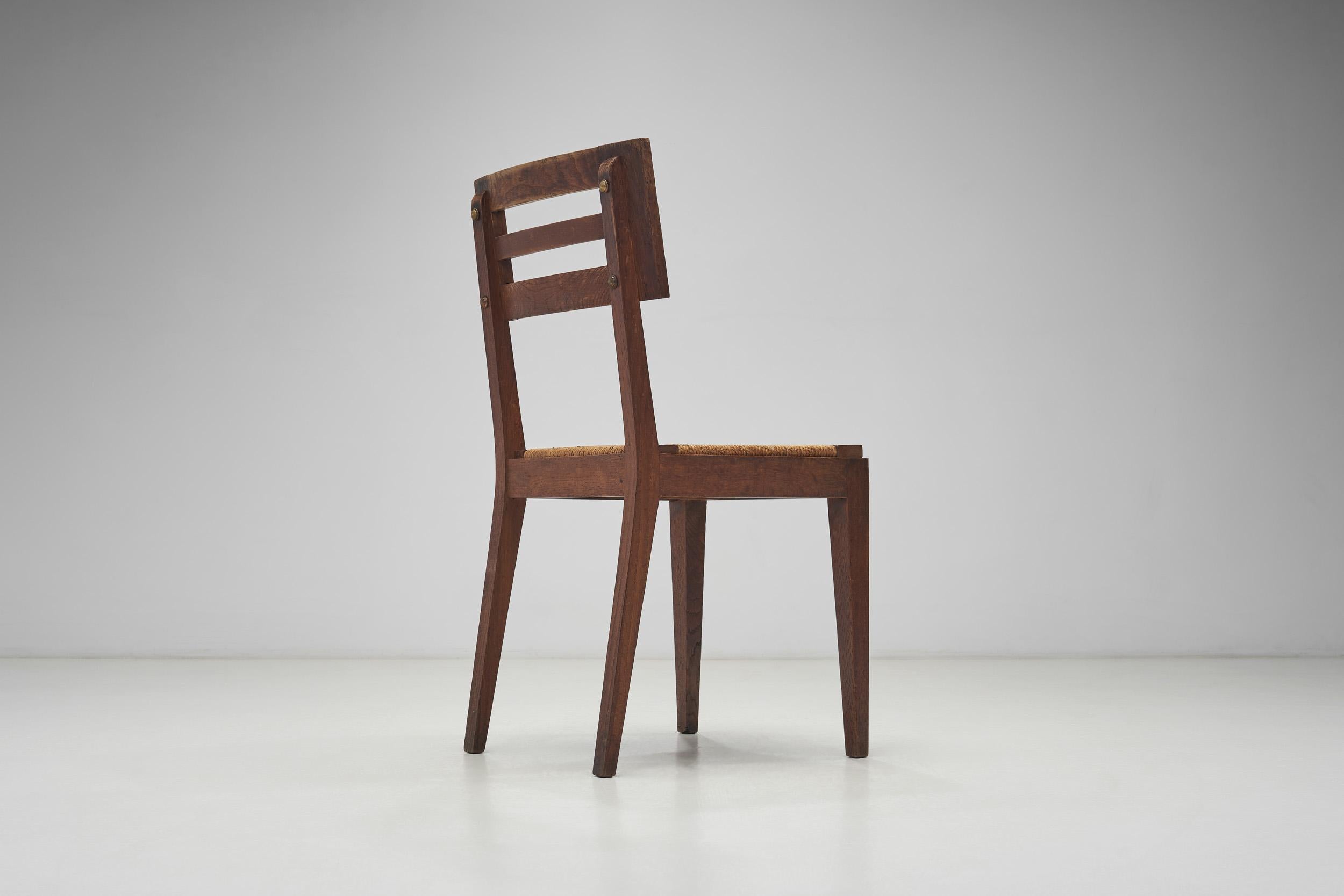 Milieu du XXe siècle Ensemble de quatre chaises de salle à manger à assise tissée par Pierre Cruège, France, vers les années 1950