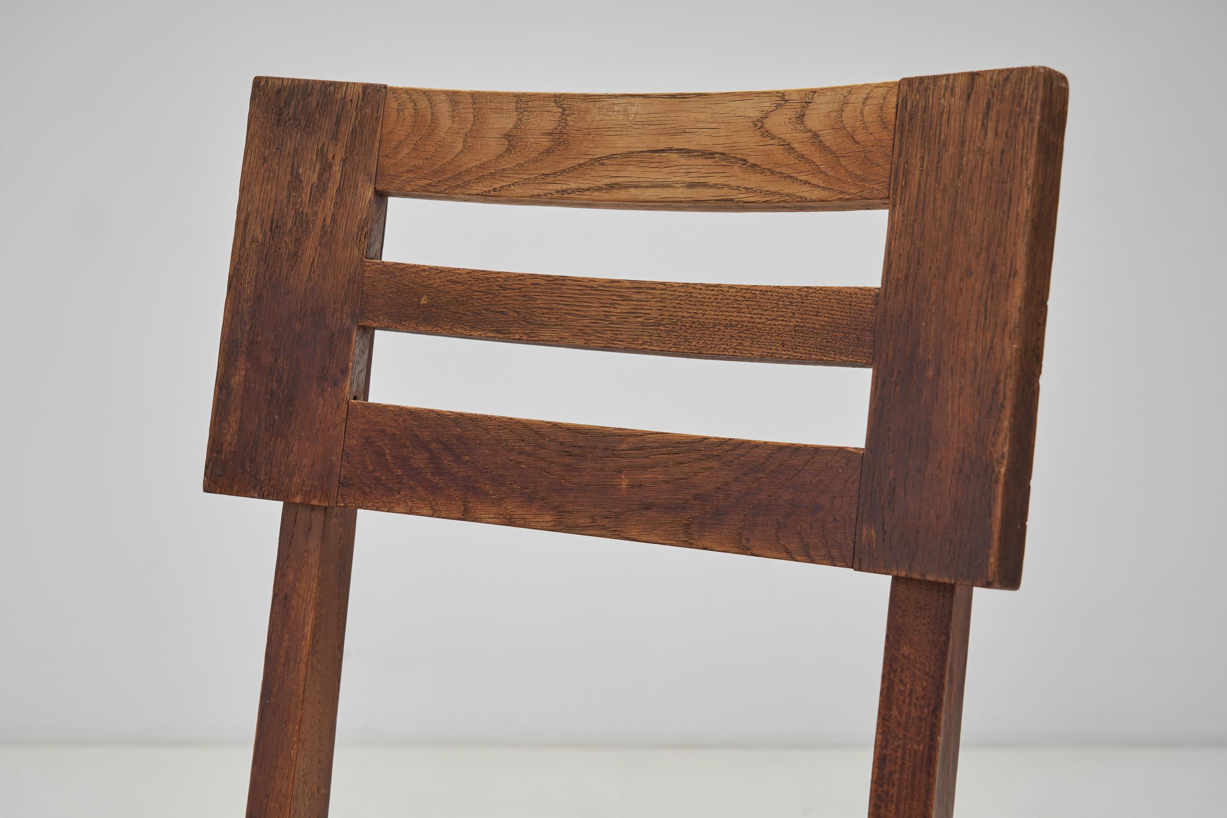 Ensemble de quatre chaises de salle à manger à assise tissée par Pierre Cruège, France, vers les années 1950 1