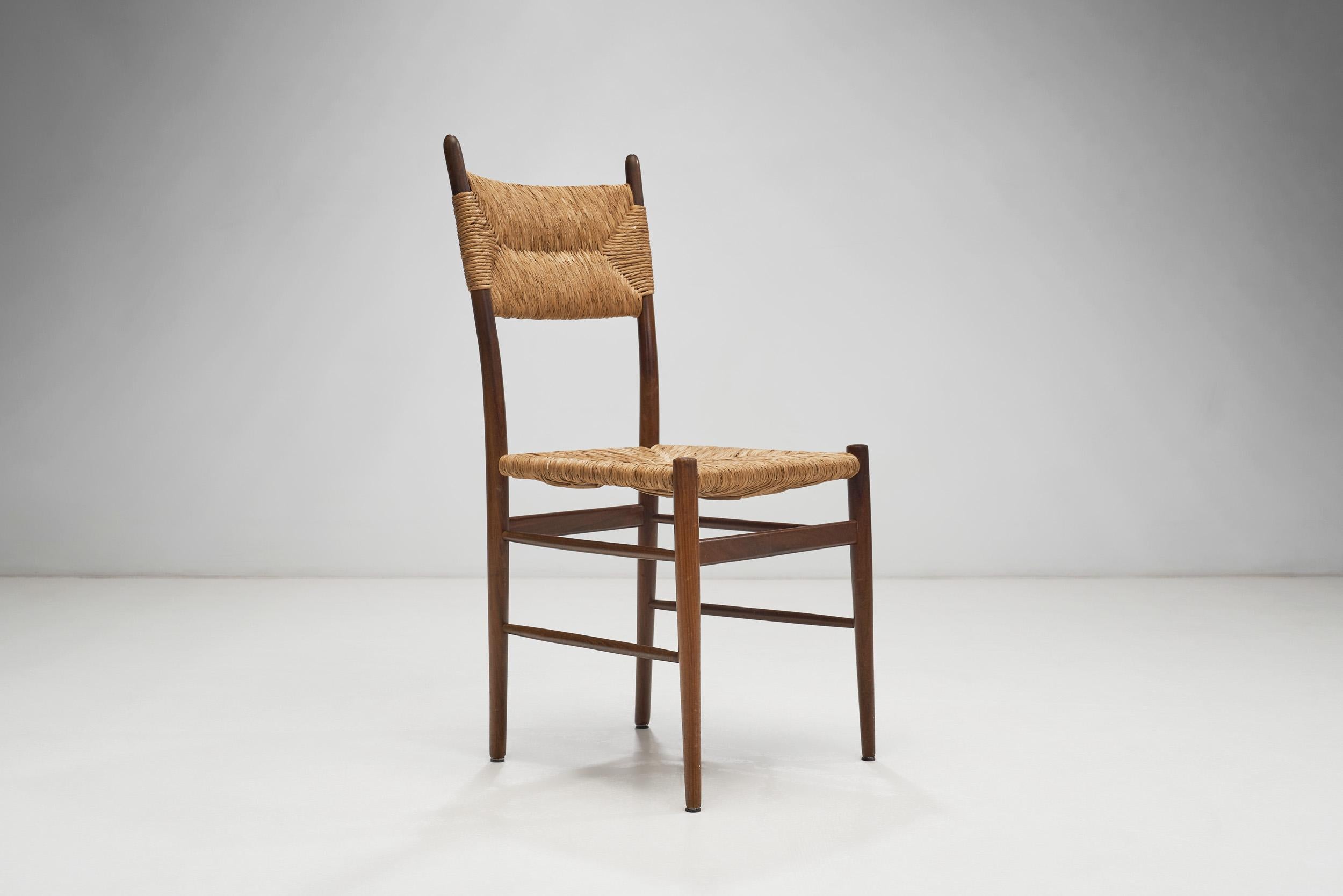 Paille Ensemble de quatre chaises de salle à manger avec assise et dossier en paille tressée, Europe, vers 1950
