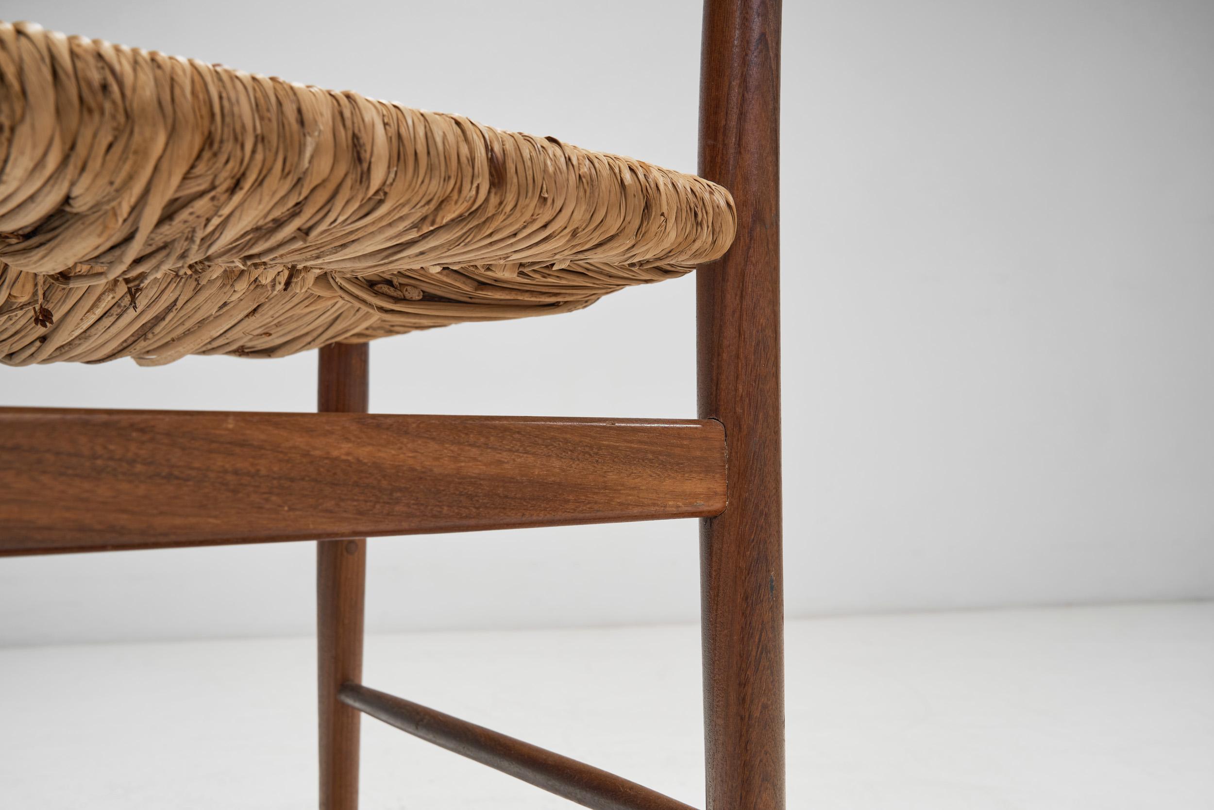Ensemble de quatre chaises de salle à manger avec assise et dossier en paille tressée, Europe, vers 1950 3