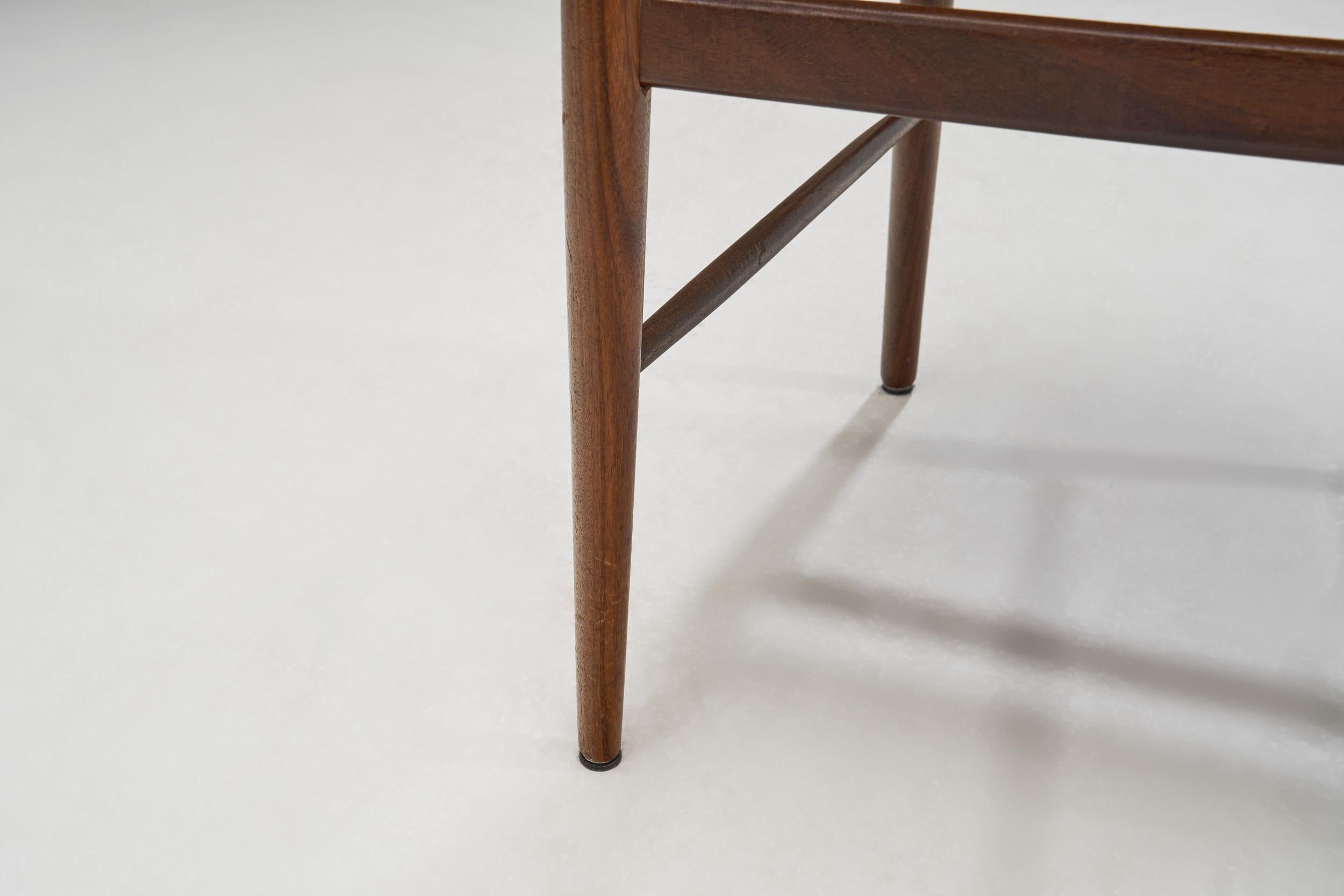 Ensemble de quatre chaises de salle à manger avec assise et dossier en paille tressée, Europe, vers 1950 4